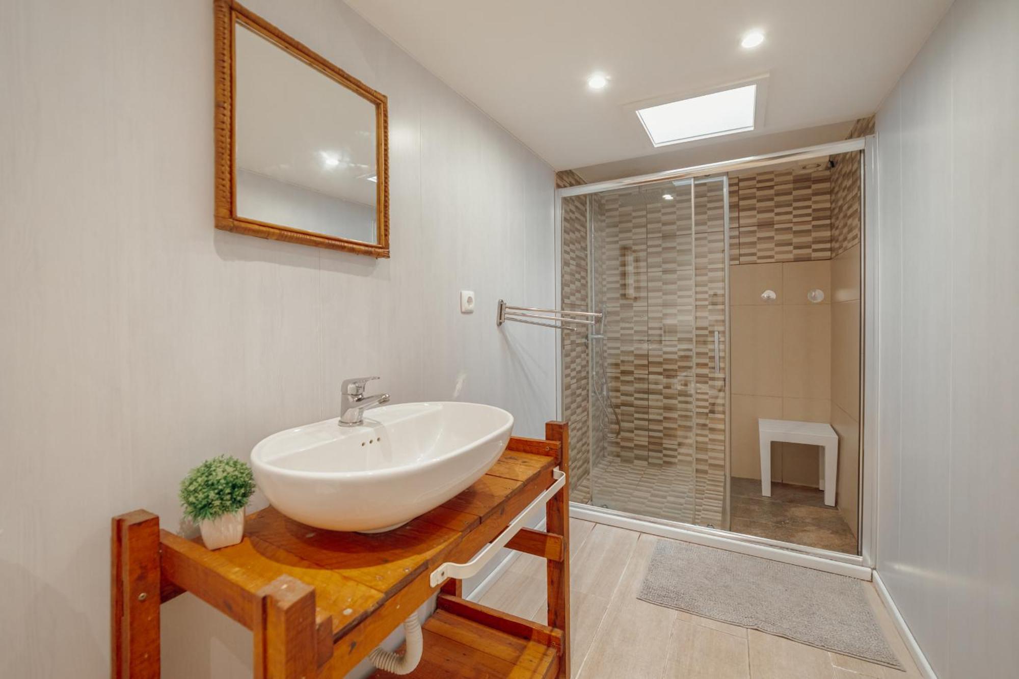 Window Terrace & Jacuzzi House By Vacationy Apartment