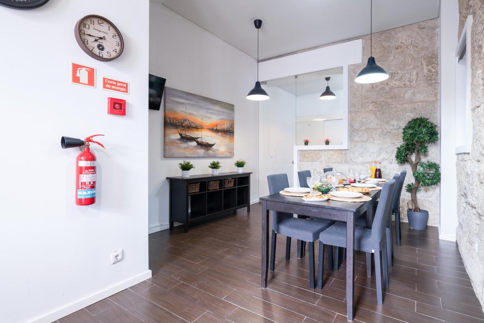 Host Wise - Cozy House W Balcony Apartment