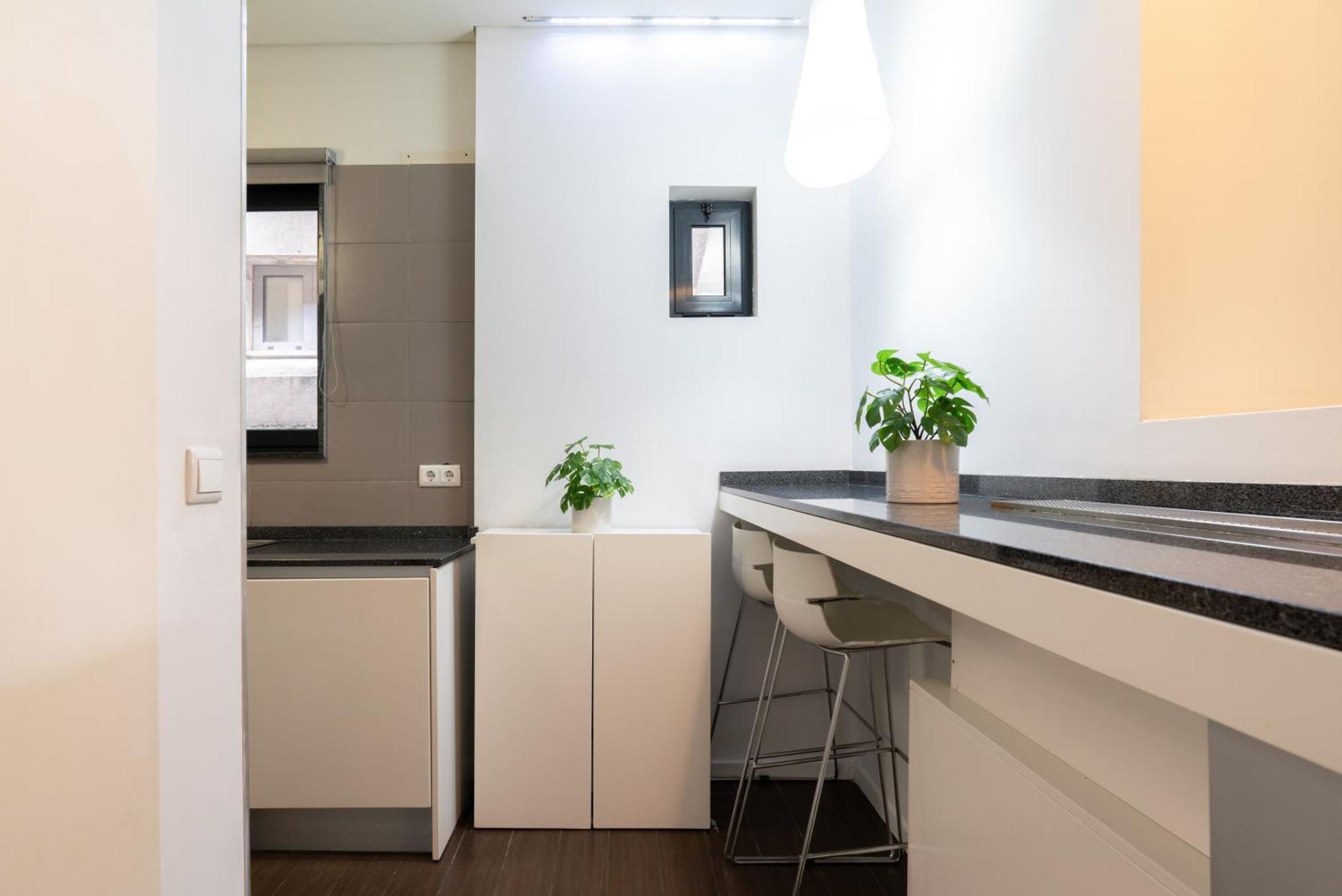 Host Wise - Cozy House W Balcony Apartment