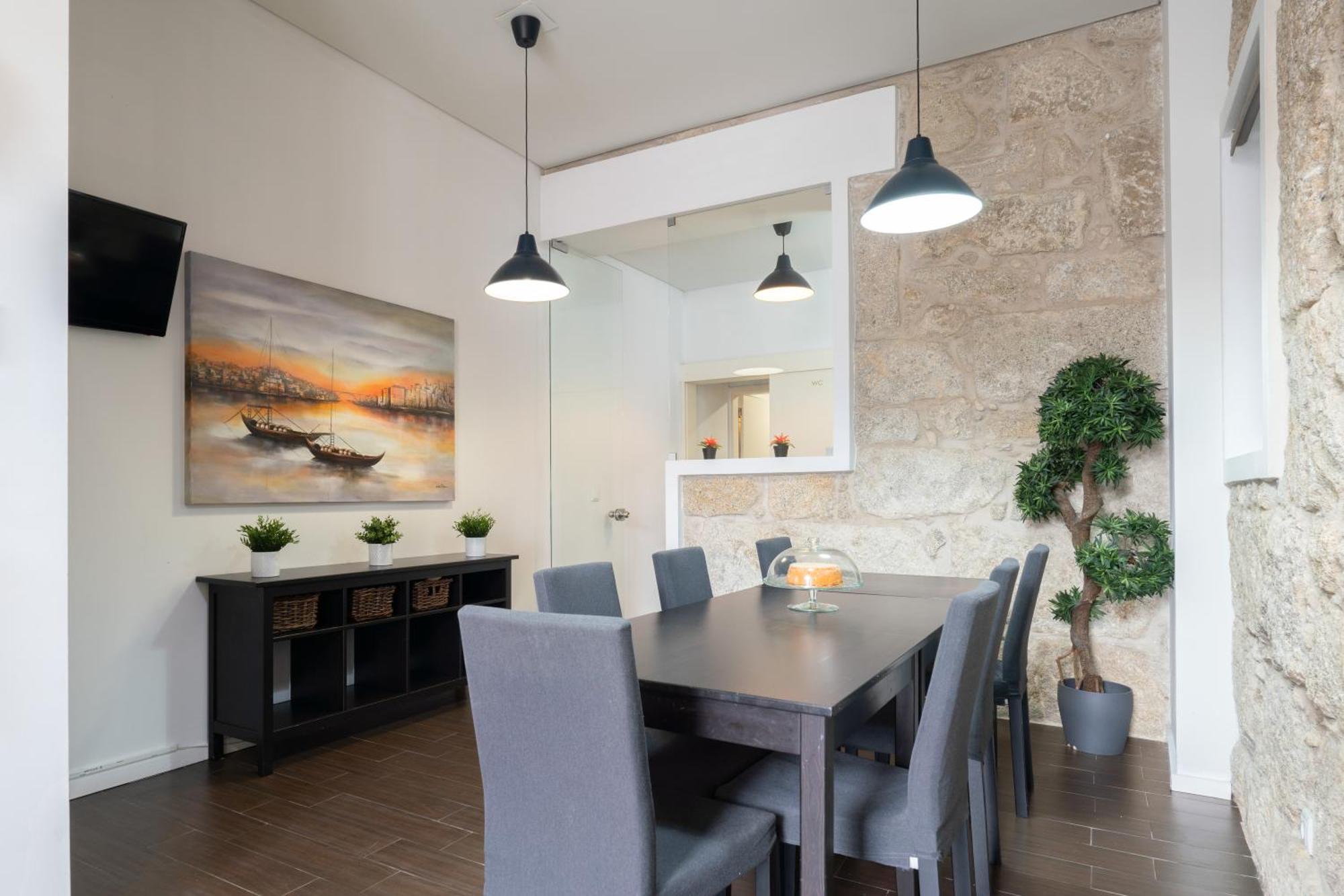 Host Wise - Cozy House W Balcony Apartment *
