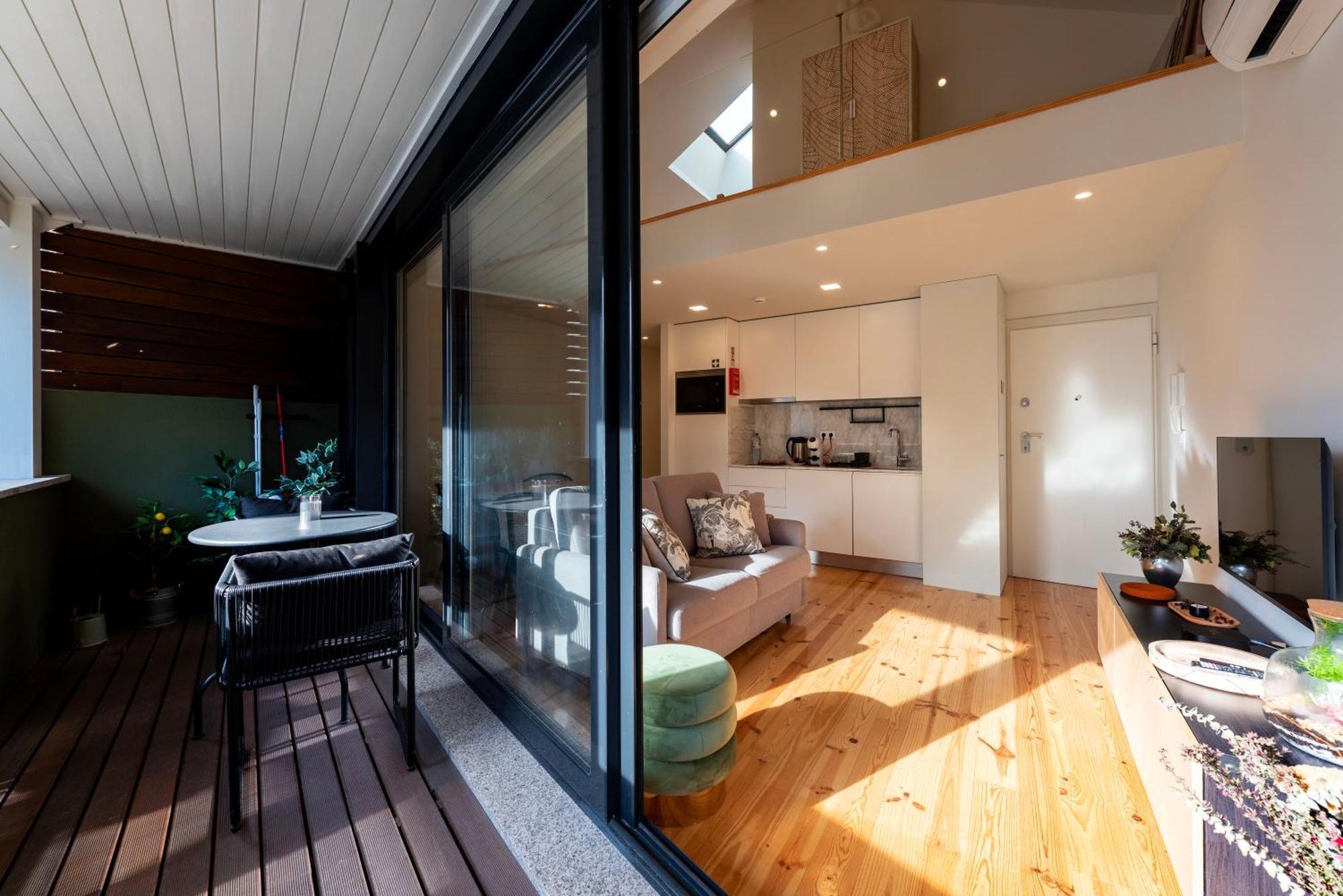 Luxe With Shared Pool And Garden