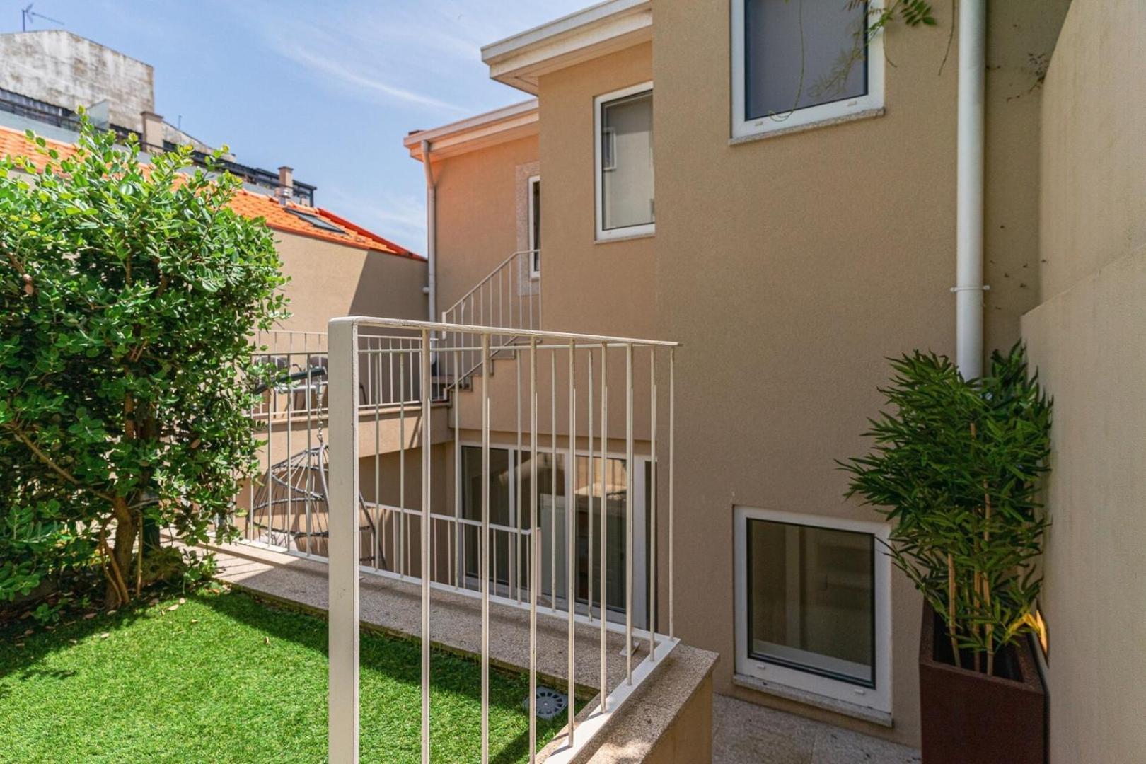 With Beautiful Garden In The Heart Of The Apartment Porto