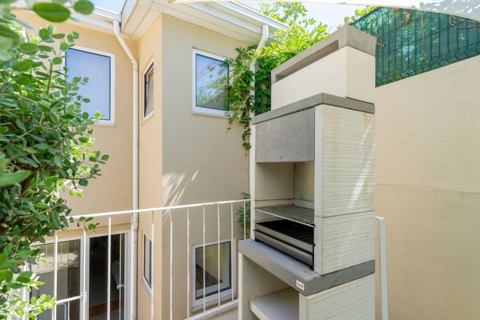 With Beautiful Garden In The Heart Of The Apartment Porto