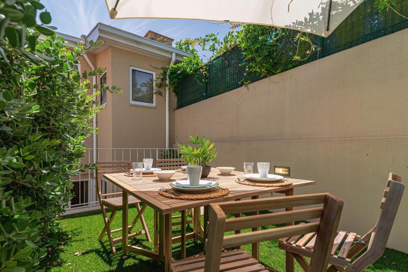 Apartment With Beautiful Garden In The Heart Of The