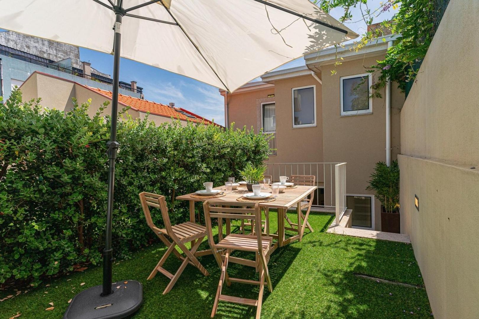 Apartment With Beautiful Garden In The Heart Of The
