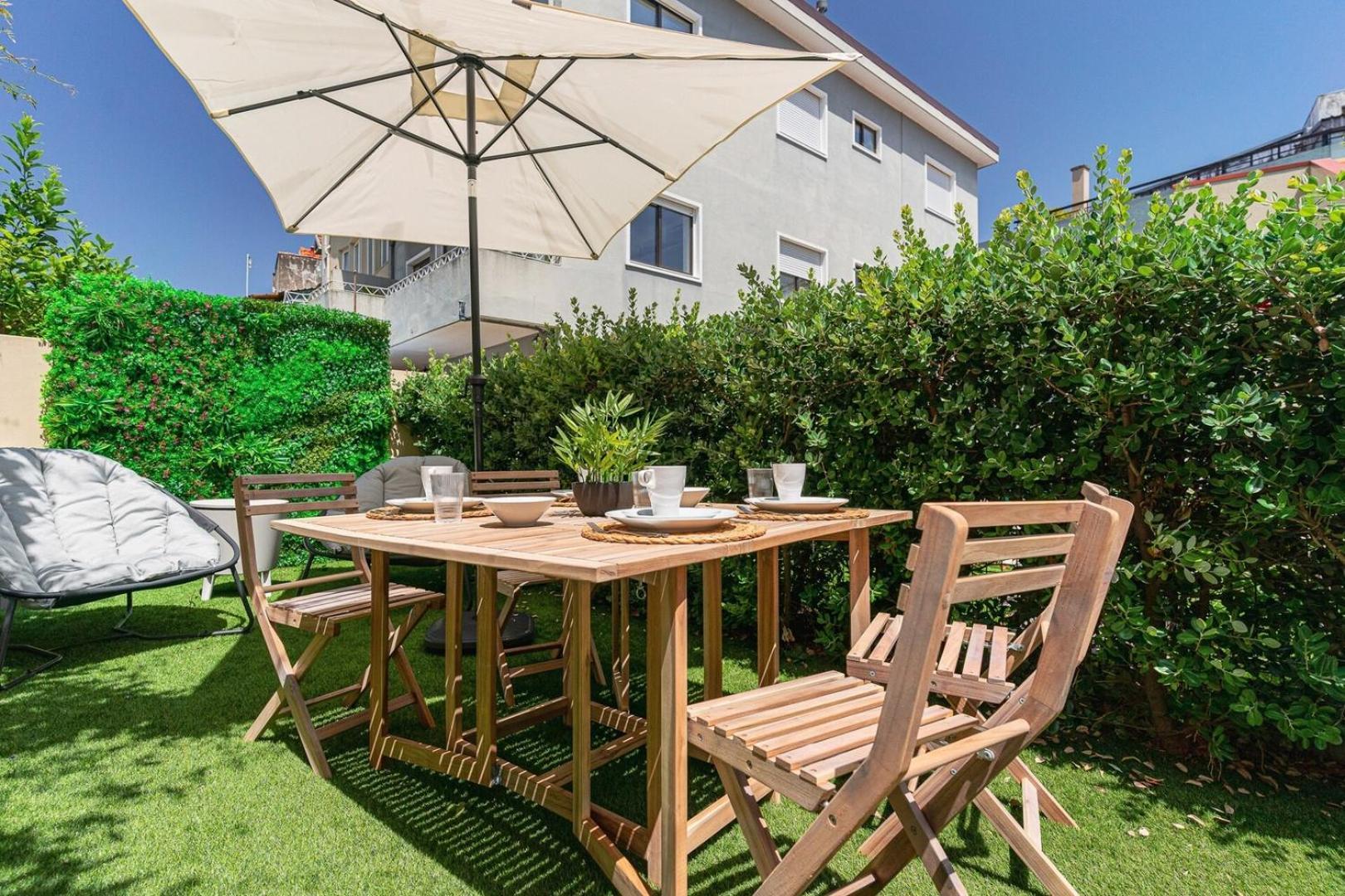 With Beautiful Garden In The Heart Of The Apartment Porto