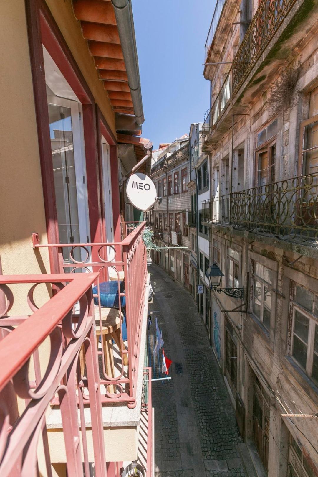 Modern 2-bed With View To Clerigos Tower Vakantiehuis Porto