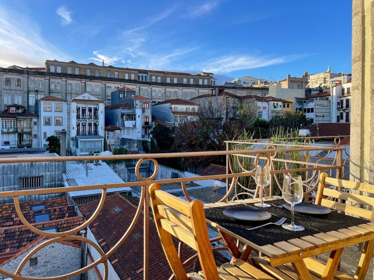Special Place With A Sunny Balcony Facing Clerigos Luxury tent Porto