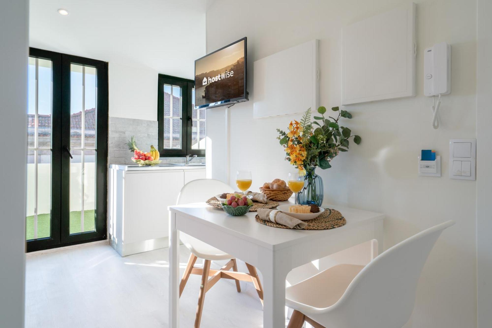 Host Wise - Cheerful Sunny Flat - Historic Center Apartment *
