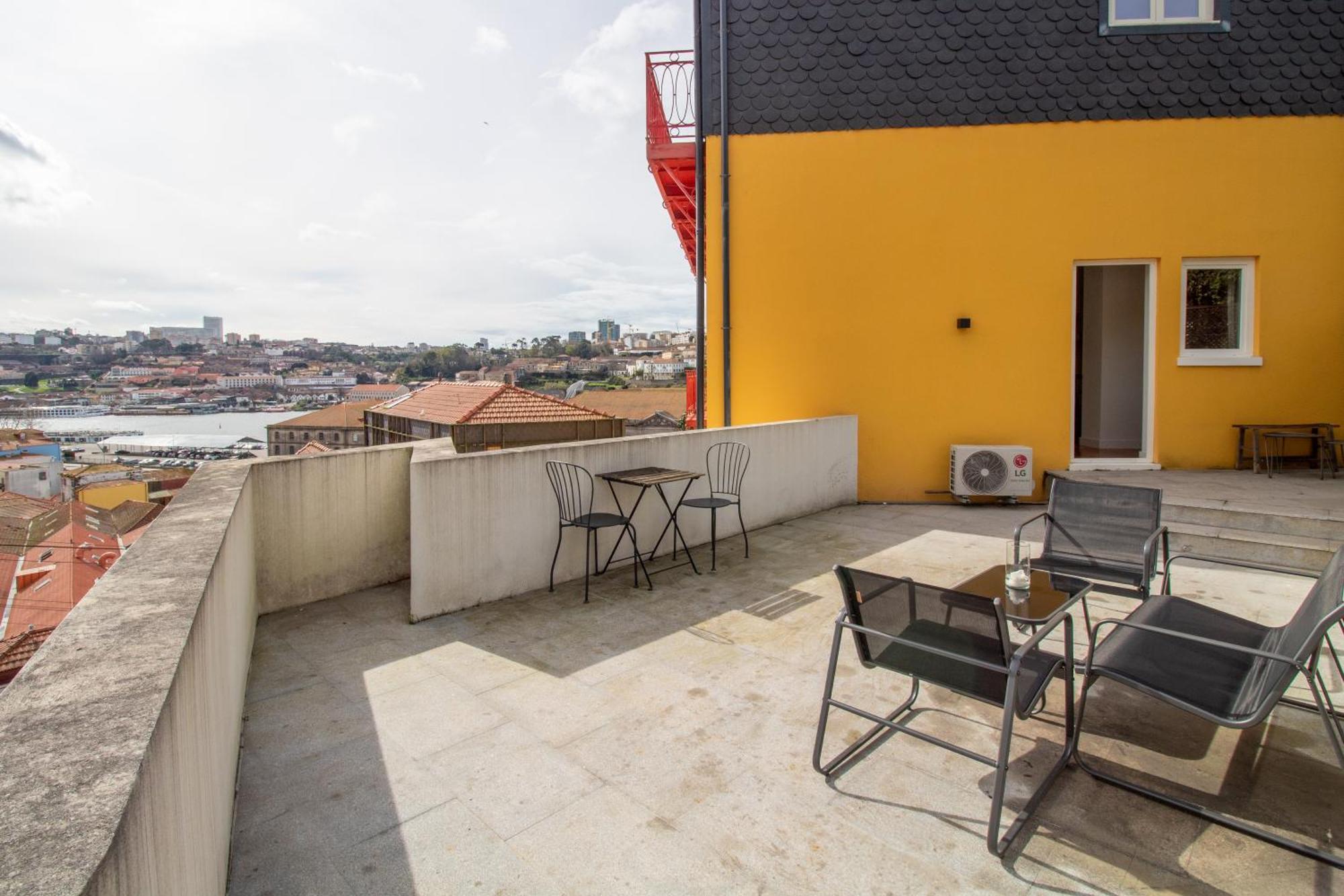 Apartment Miragaia W Patio By Lovelystay Porto