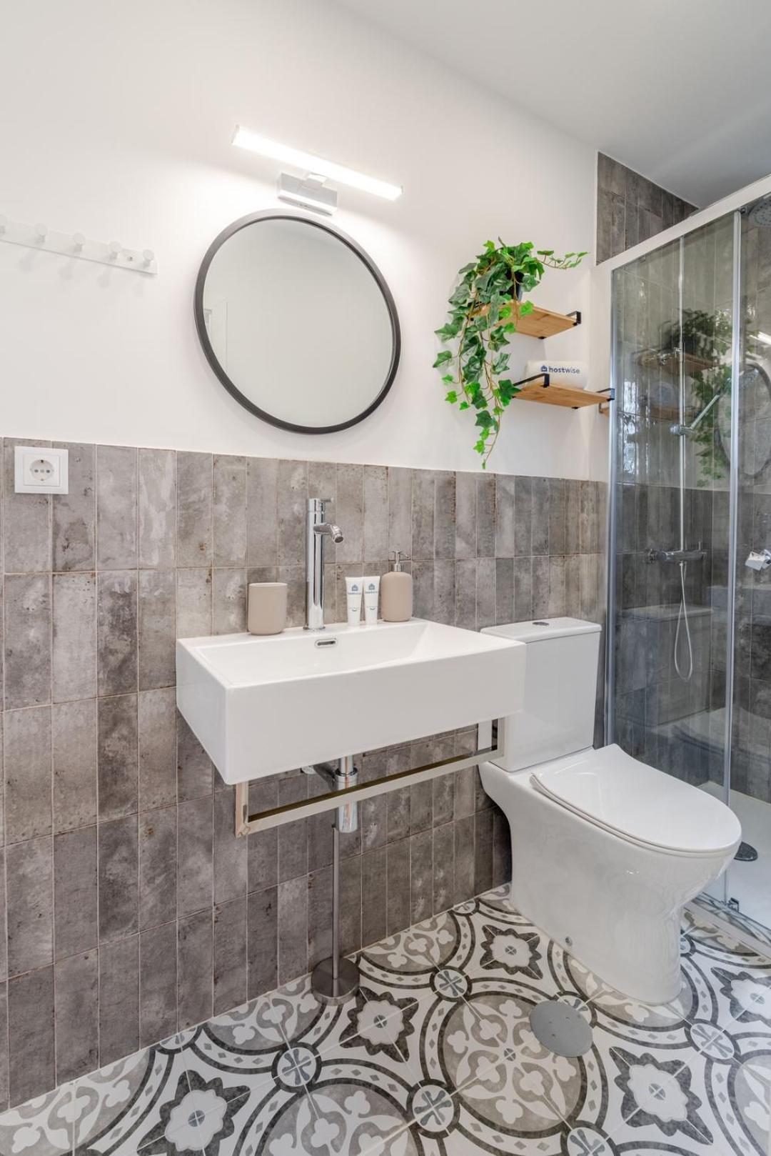 Hostwise - Stylish W/ Charming Terrace *