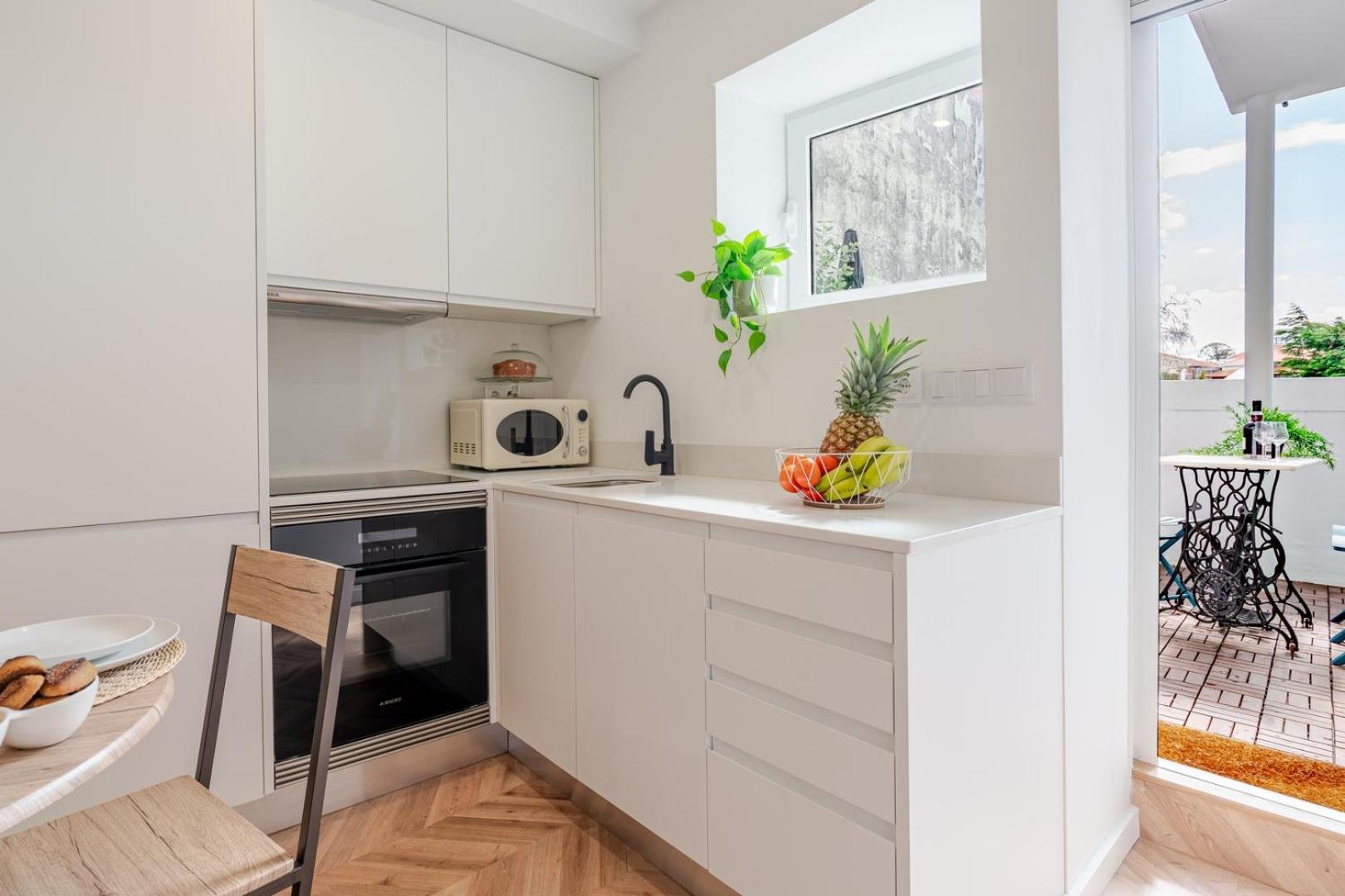 Hostwise - Stylish W/ Charming Terrace