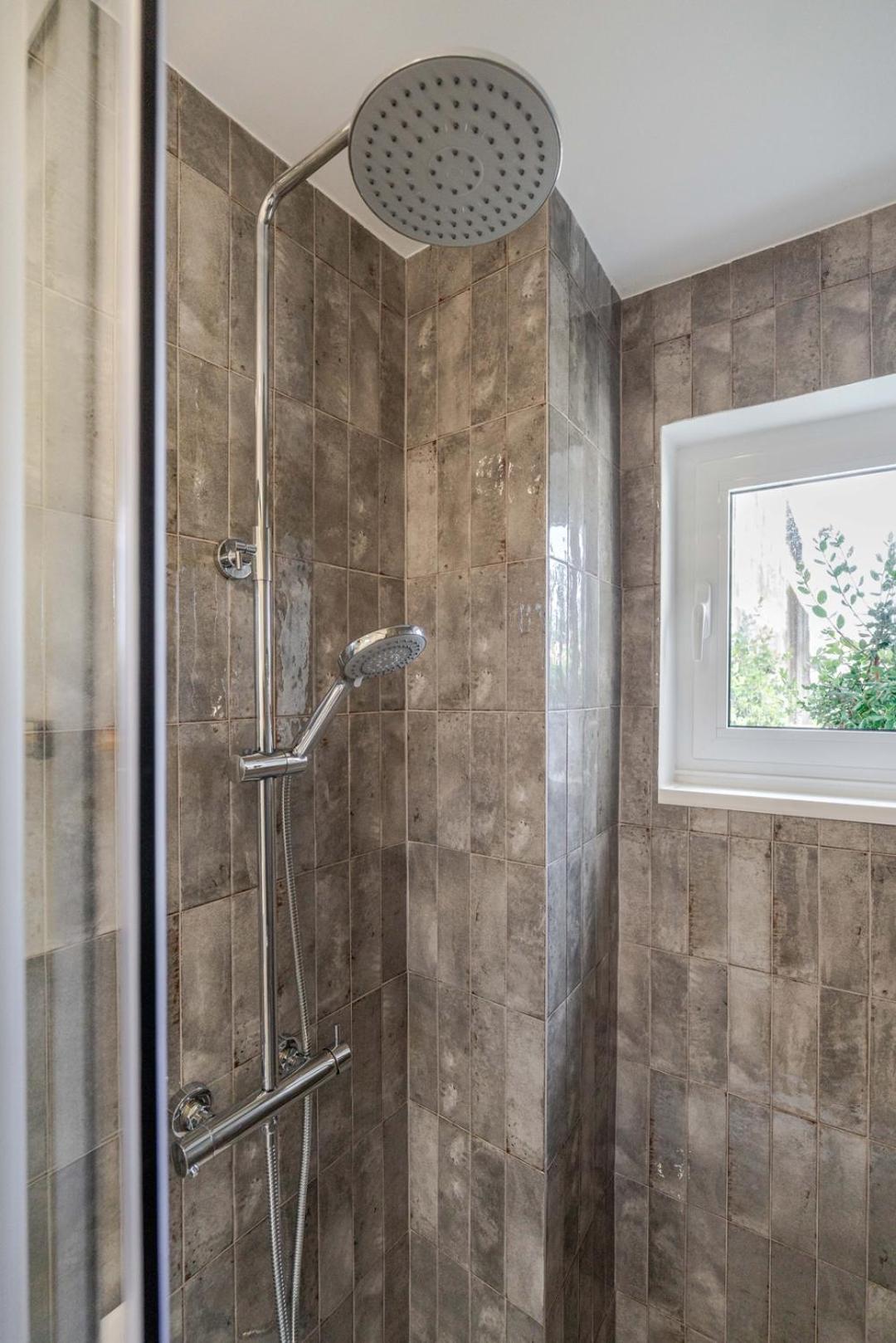 Hostwise - Stylish W/ Charming Terrace Apartment *