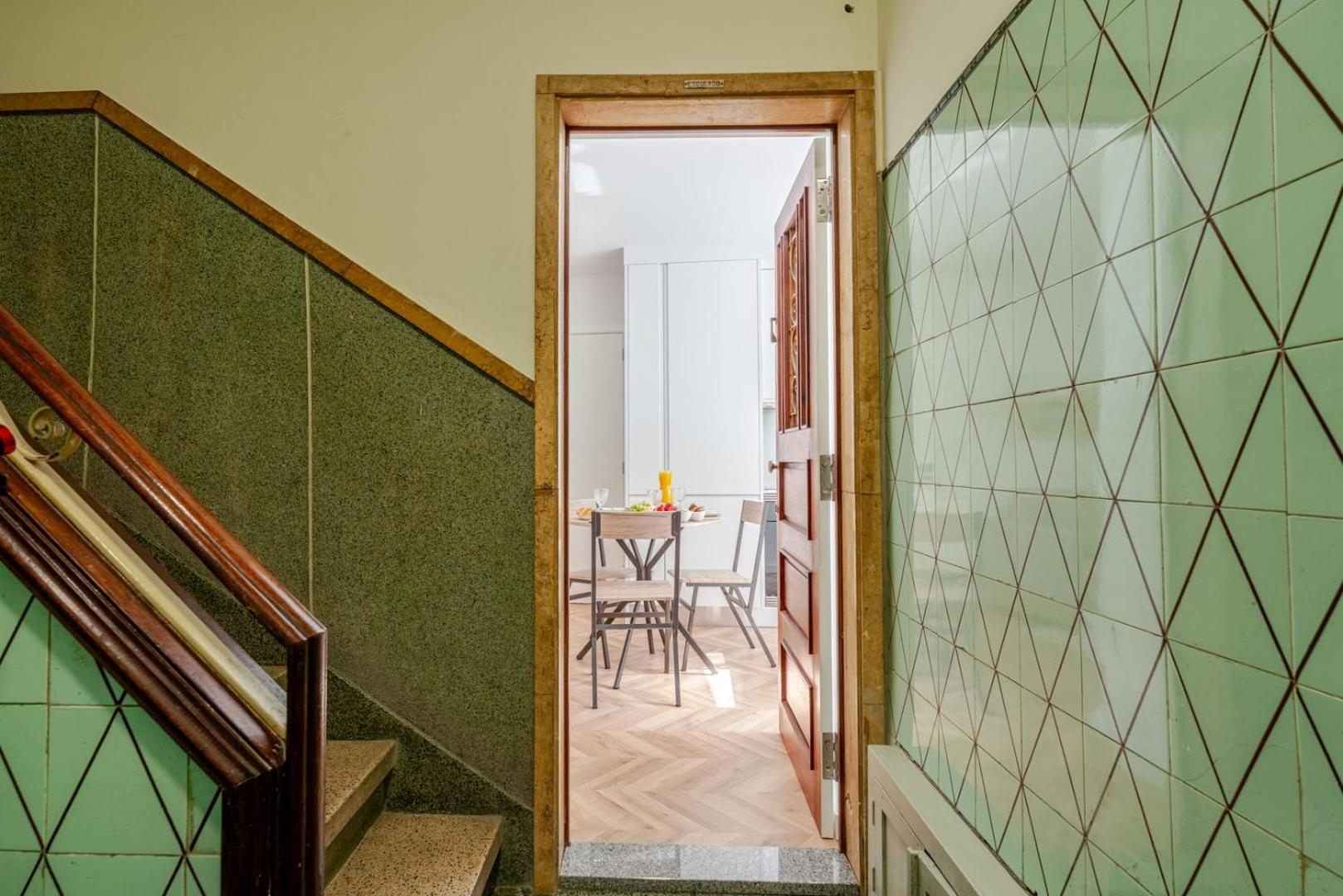 Hostwise - Stylish W/ Charming Terrace Apartment Porto
