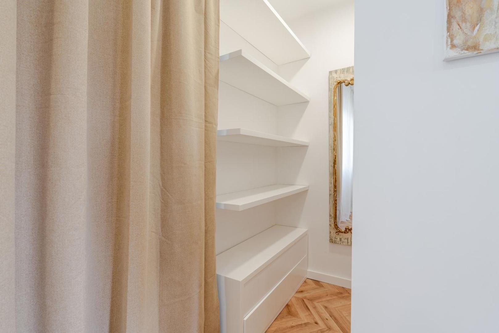 Hostwise - Stylish W/ Charming Terrace *