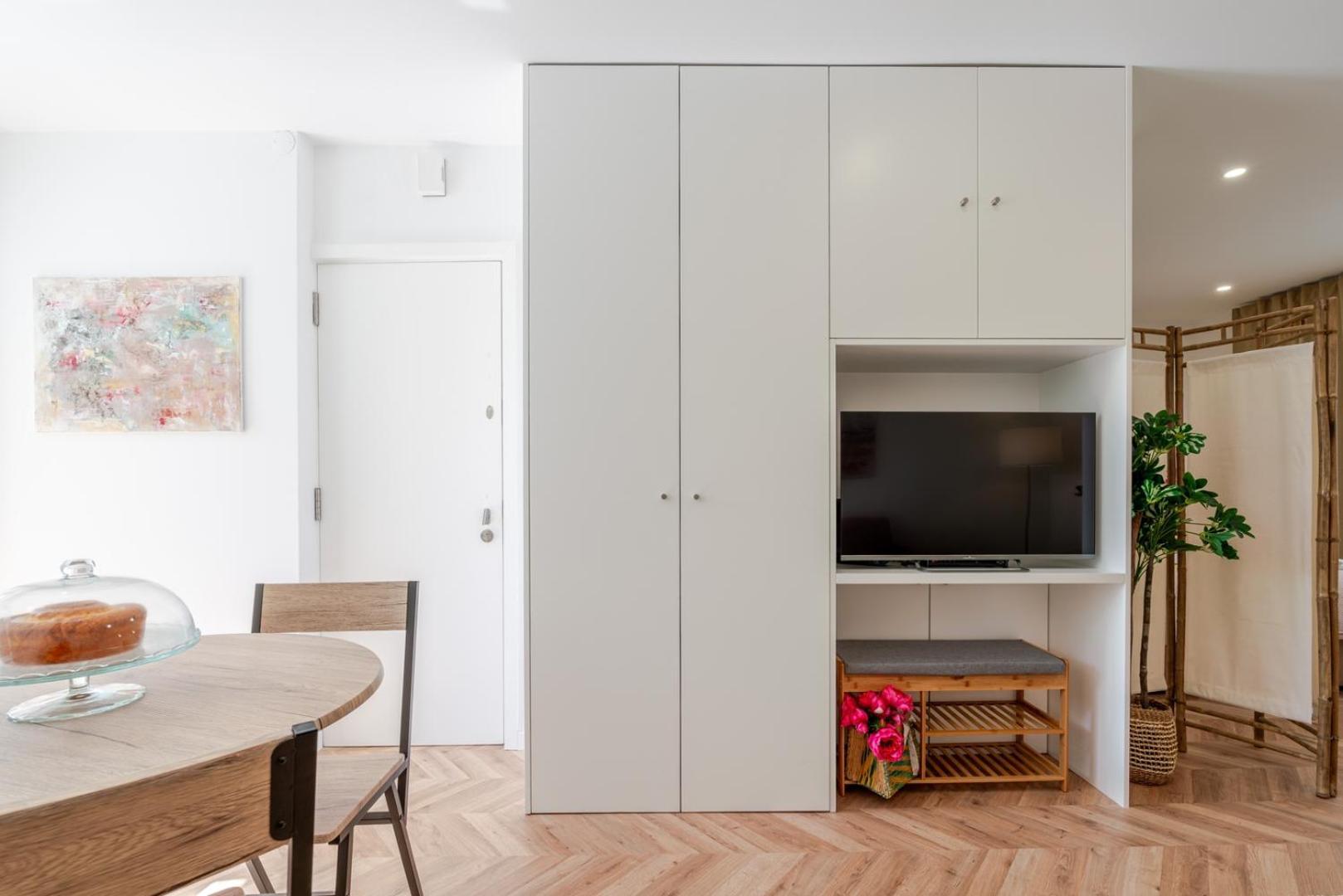 Hostwise - Stylish W/ Charming Terrace