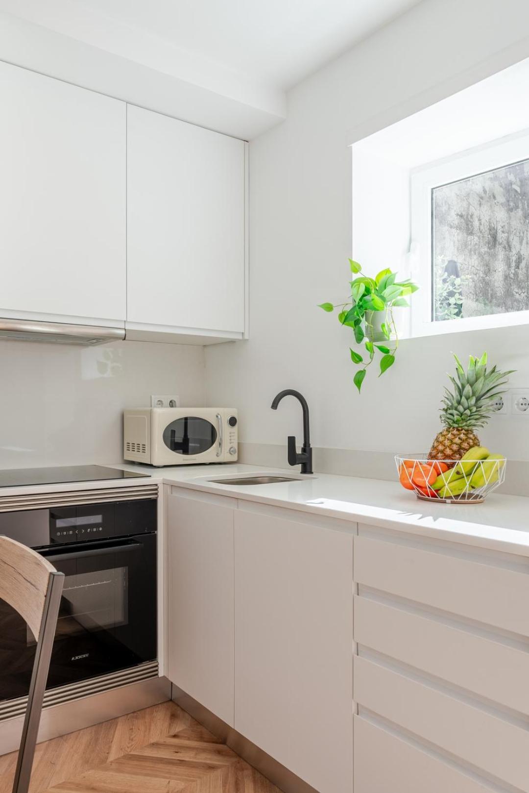 Hostwise - Stylish W/ Charming Terrace *