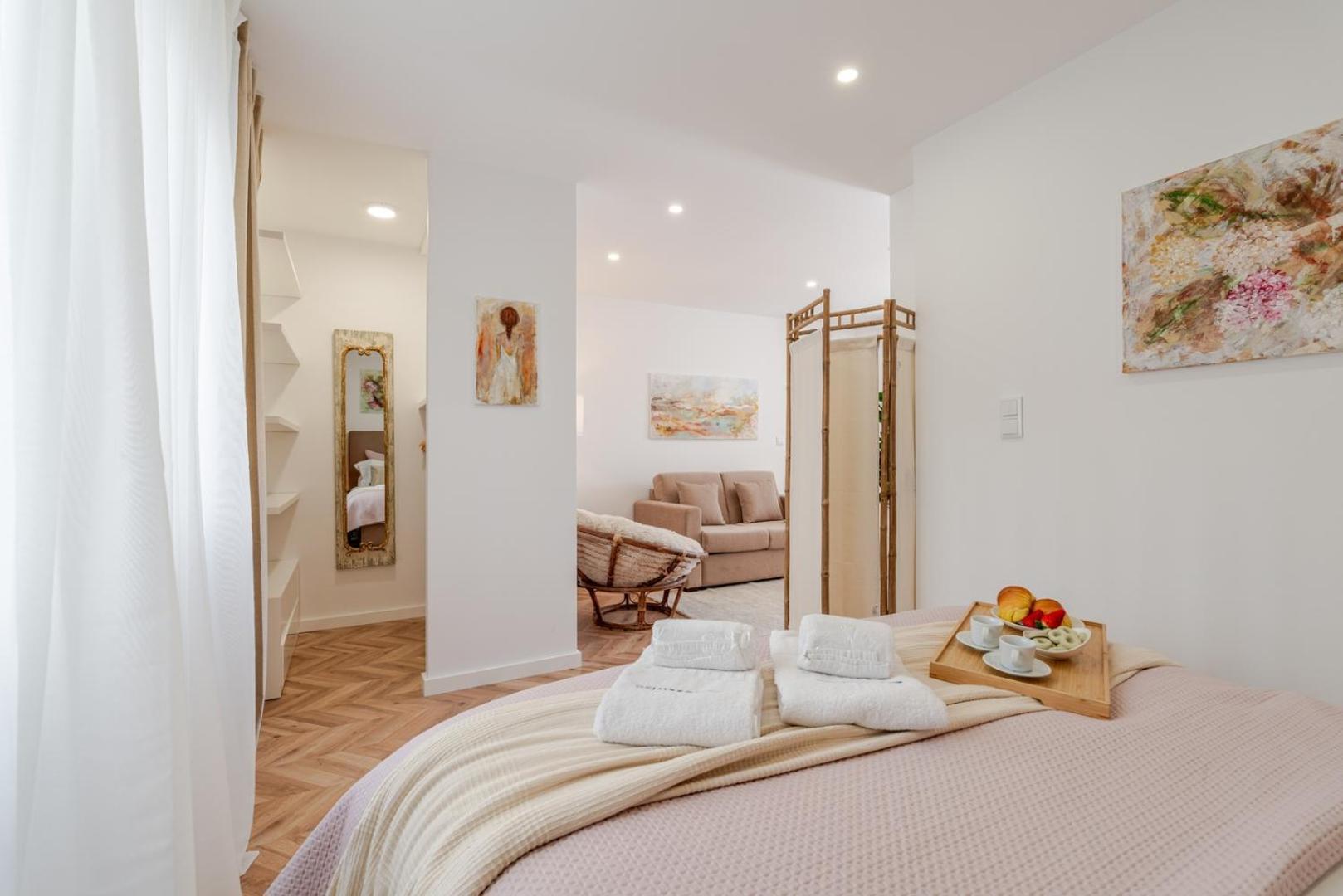 Apartment Hostwise - Stylish W/ Charming Terrace *