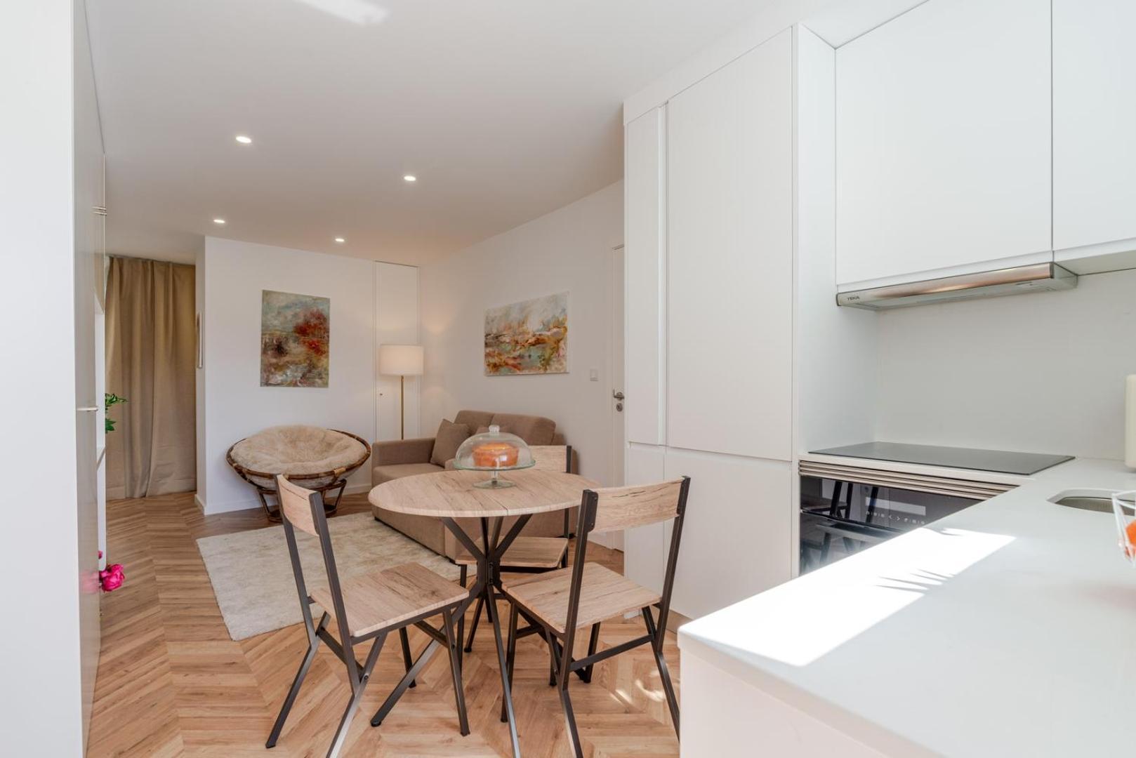 Hostwise - Stylish W/ Charming Terrace Apartment Porto