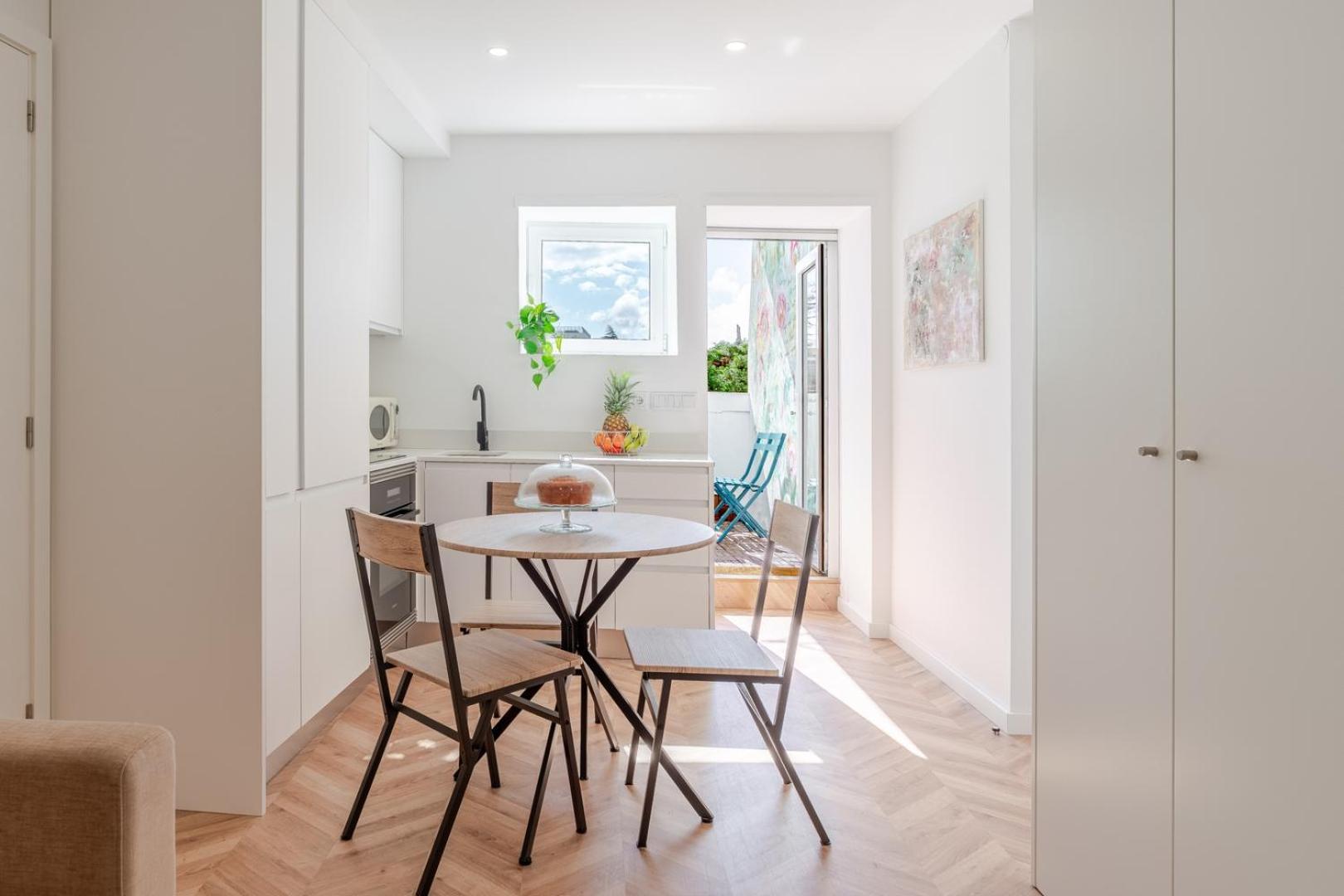 Hostwise - Stylish W/ Charming Terrace *