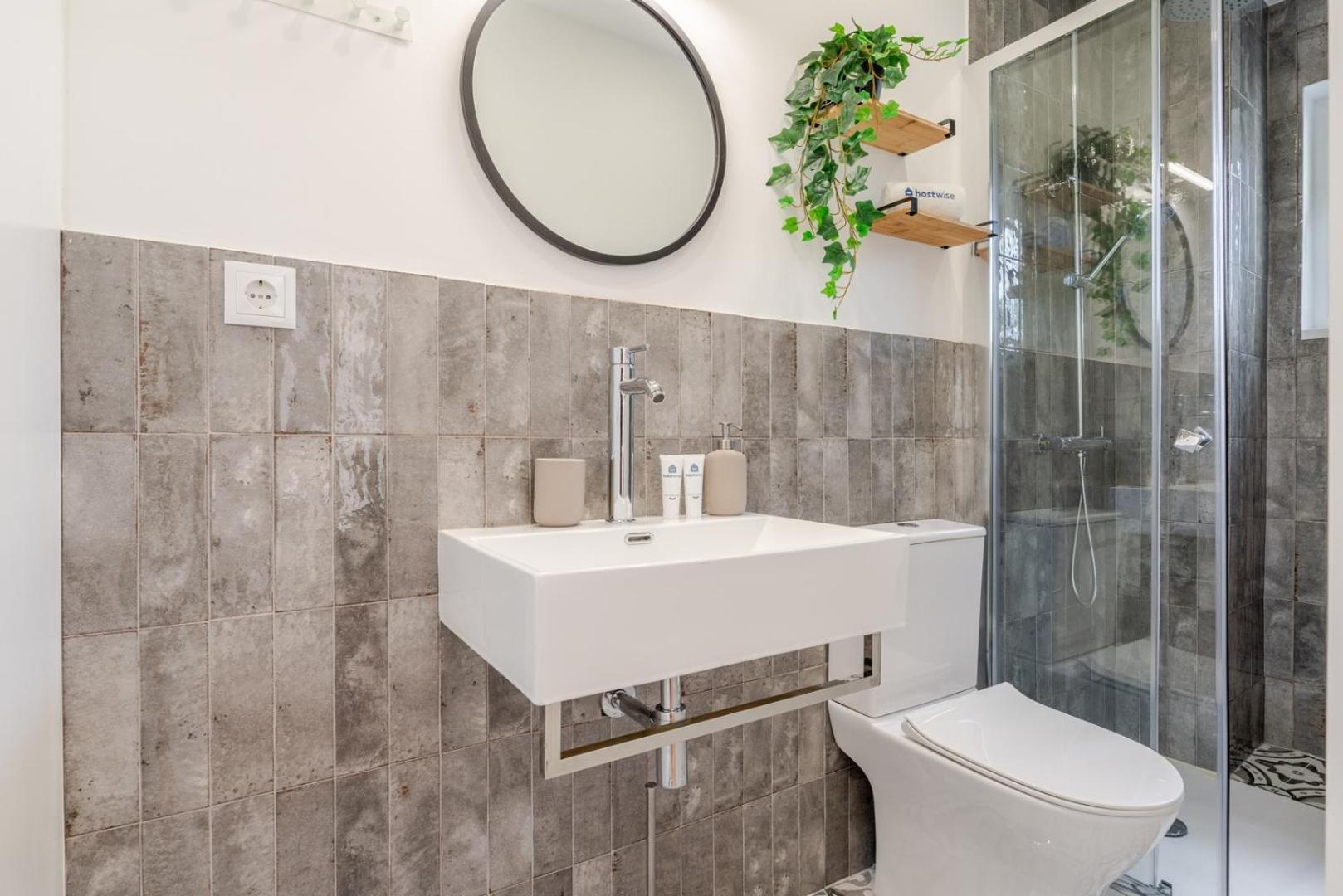 Hostwise - Stylish W/ Charming Terrace Apartment *