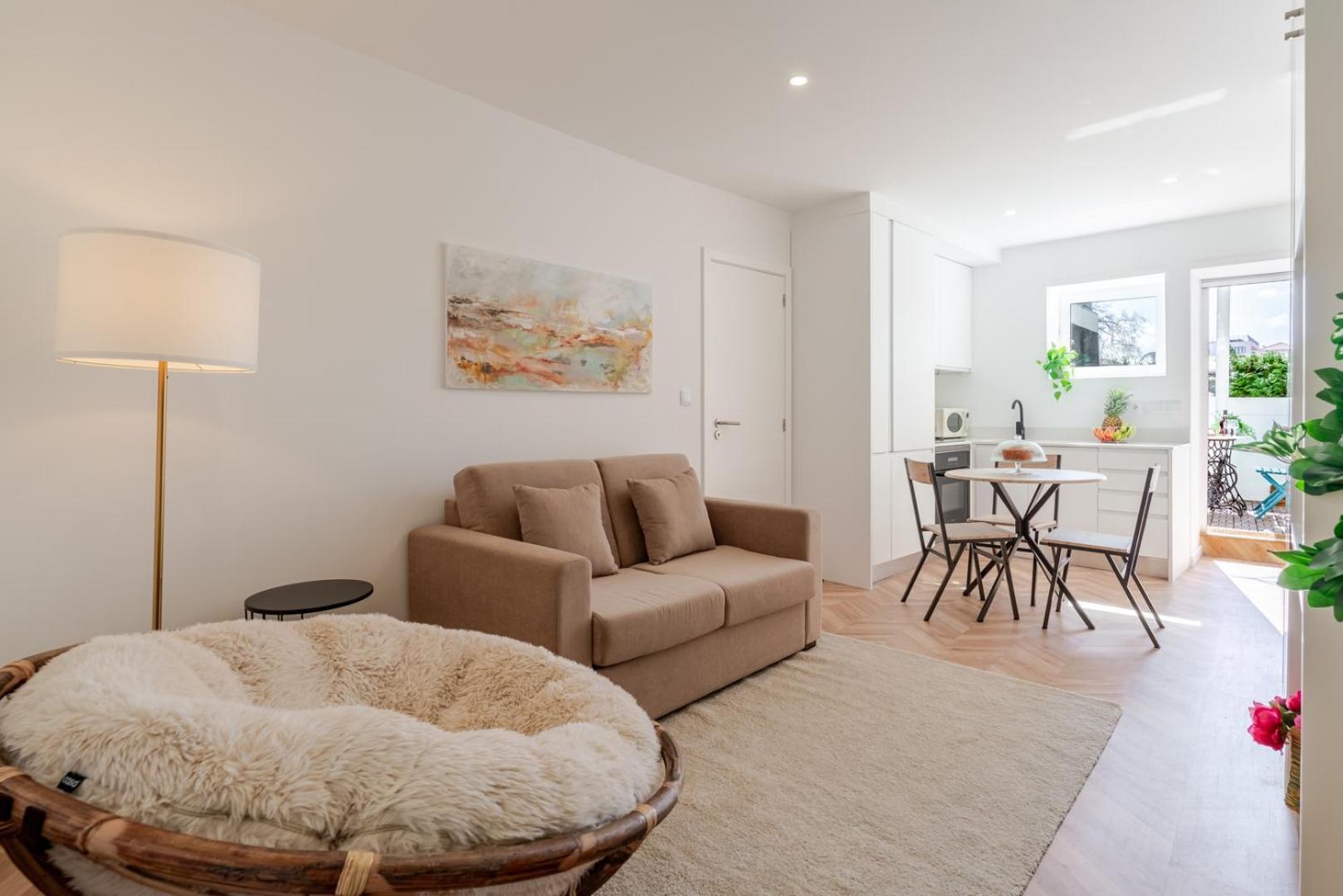 Hostwise - Stylish W/ Charming Terrace *