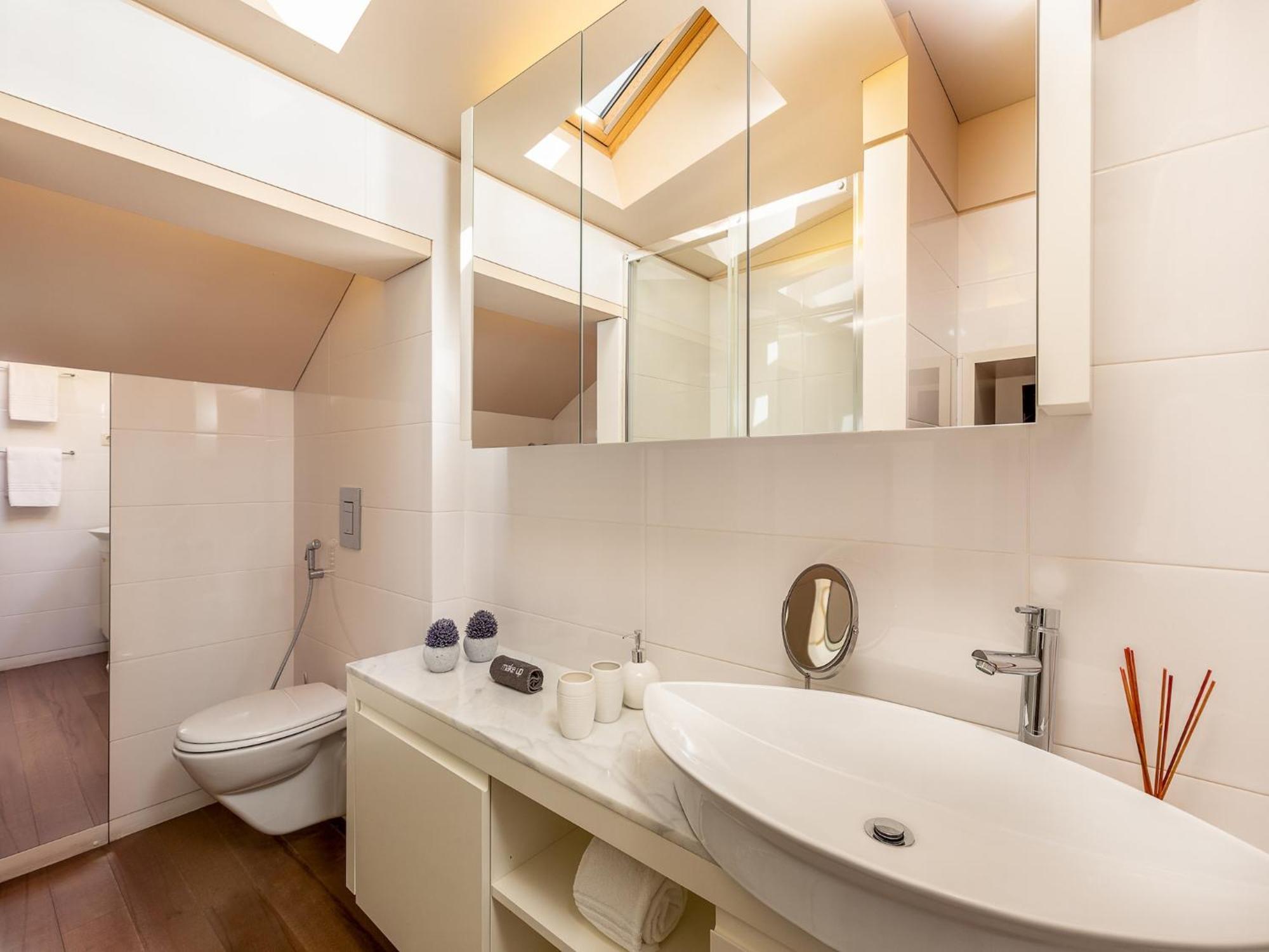 Charming With Balcony In Appartement