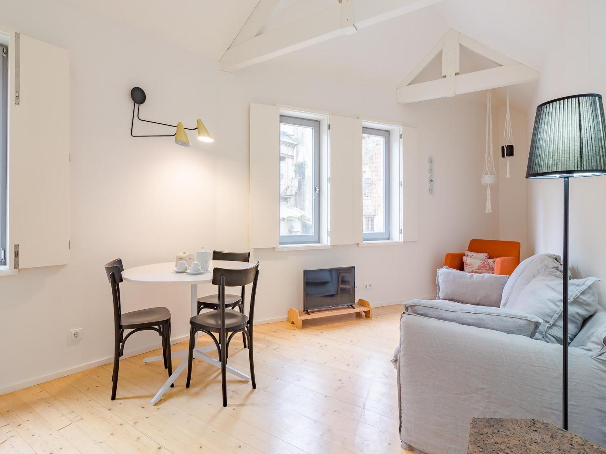 Charming Studio, Ideal For Smaller Groups Apartment *