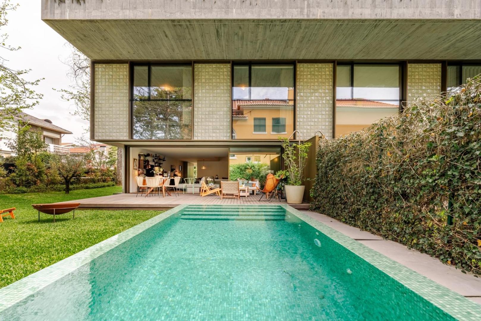 Ferienhaus Hostwise - Grand W/ Pool, Garden & Garage *