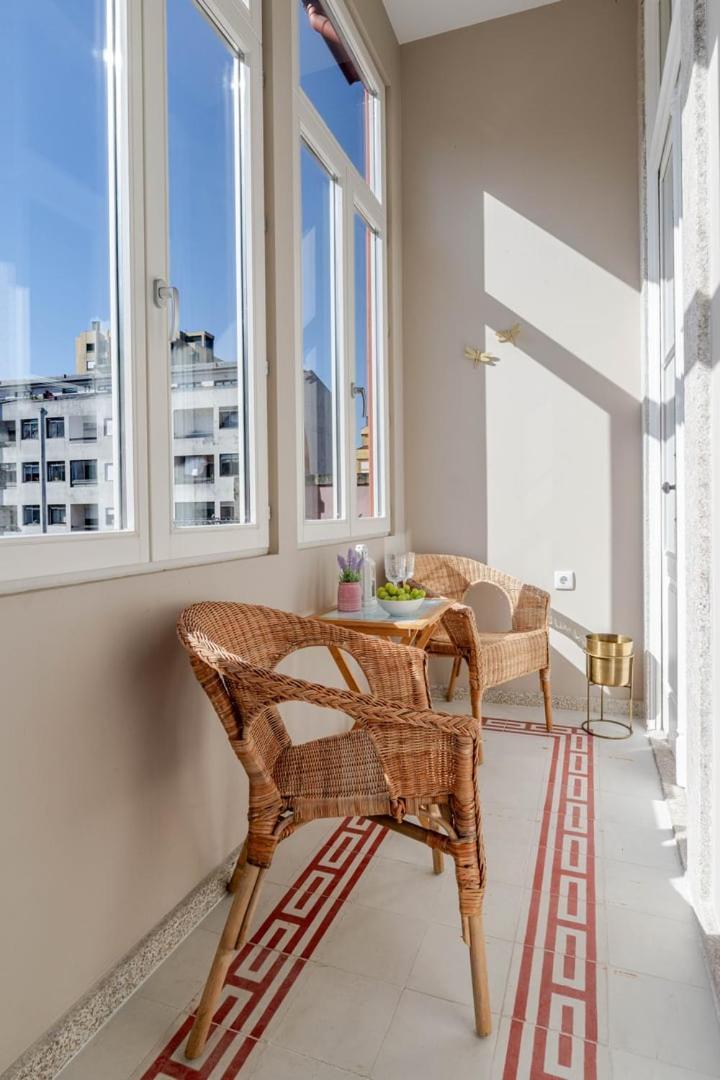 Apartamento Classic Meets Modern - Downtown Balcony Retreat *