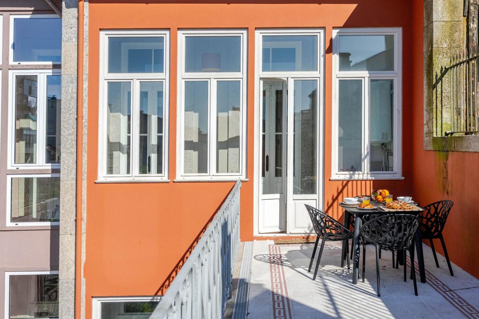 Classic Meets Modern - Downtown Balcony Retreat