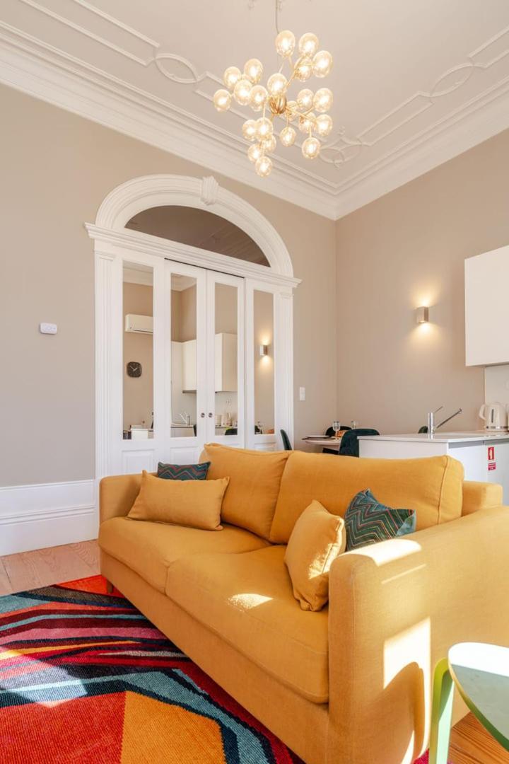 Apartamento Classic Meets Modern - Downtown Balcony Retreat *