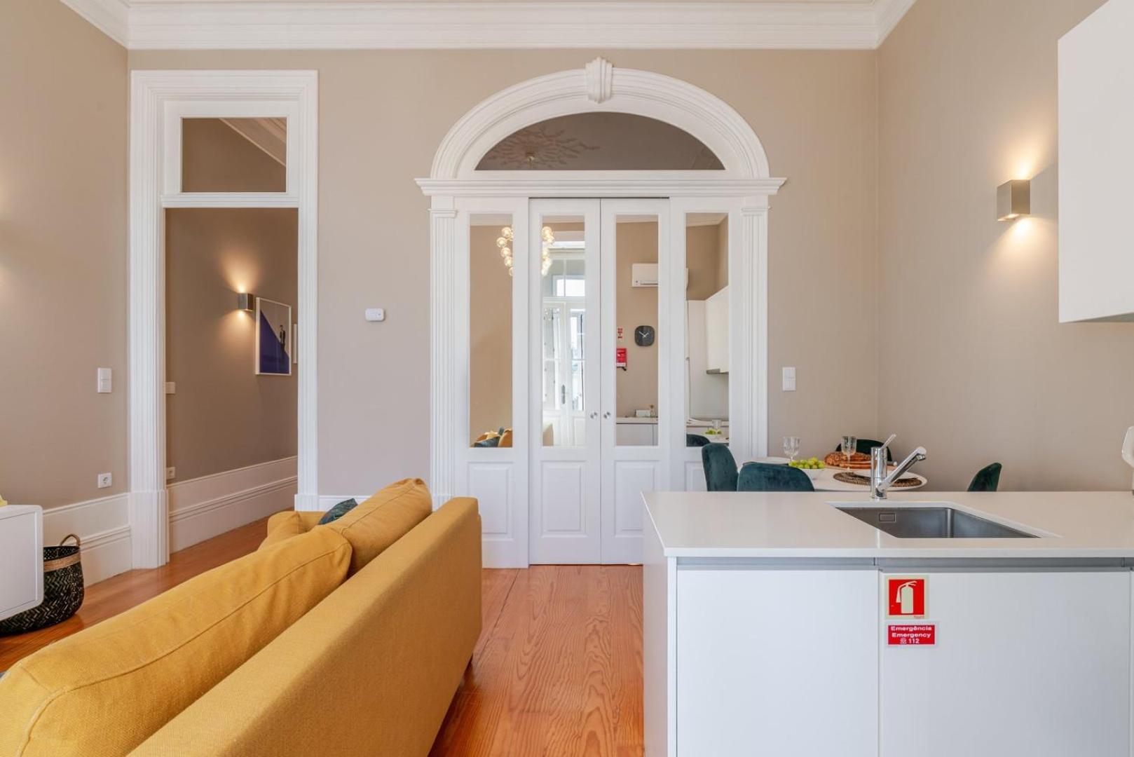 Apartamento Classic Meets Modern - Downtown Balcony Retreat *