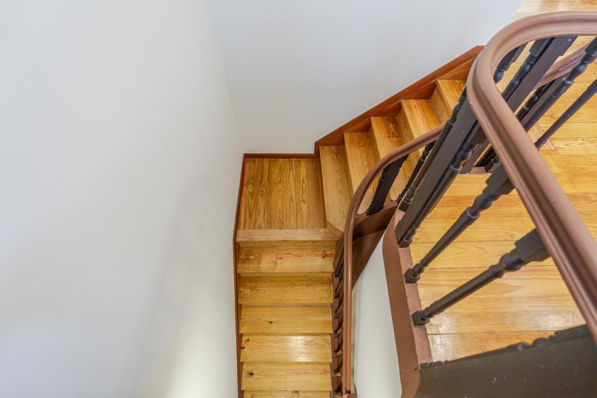 Hostwise - Stylish Flat With Balcony Apartment *