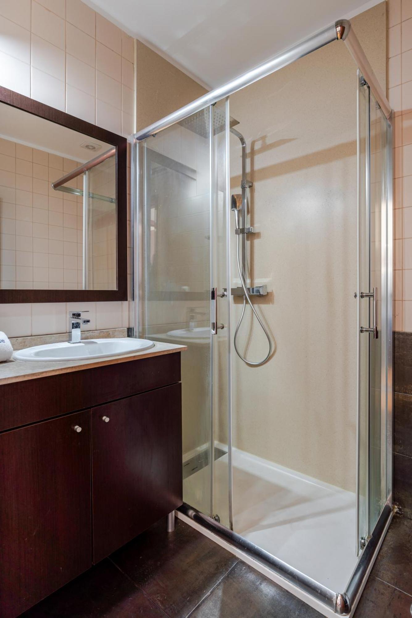 Apartment Hostwise - Stylish Flat With Balcony Porto