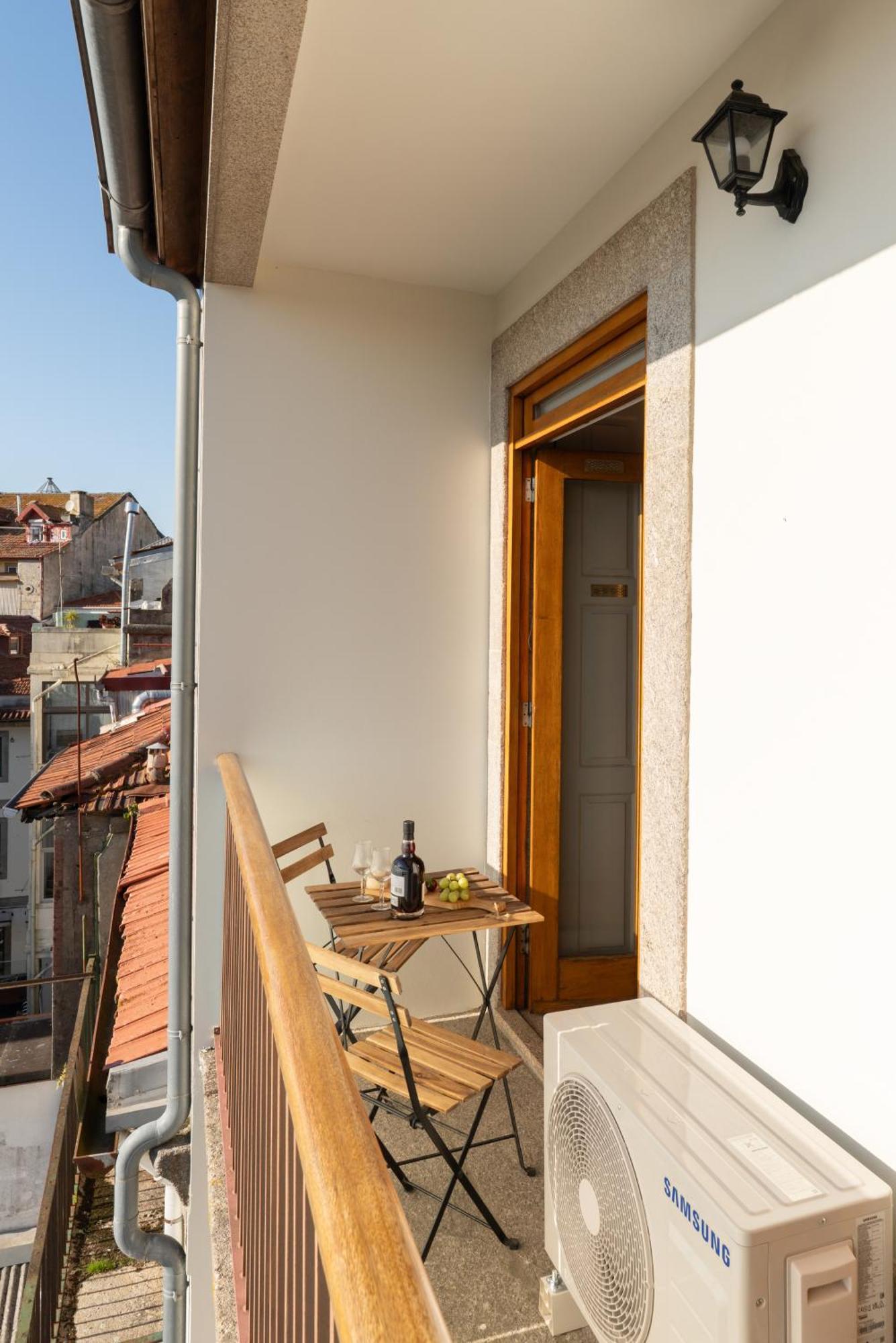 Hostwise - Stylish Flat With Balcony *