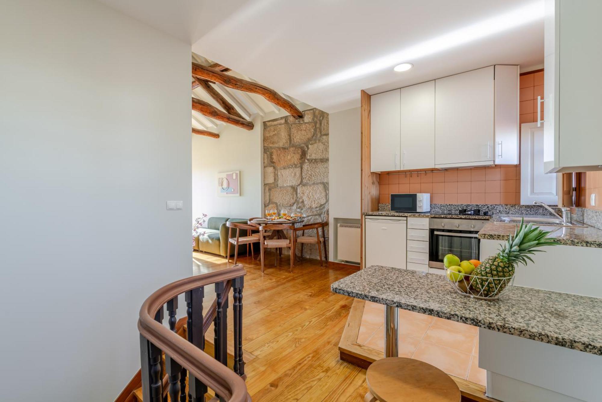 Apartment Hostwise - Stylish Flat With Balcony