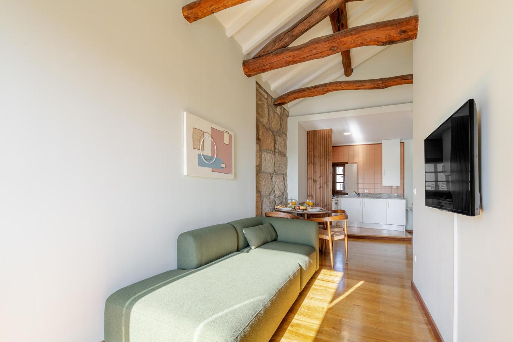 Hostwise - Stylish Flat With Balcony Apartment *