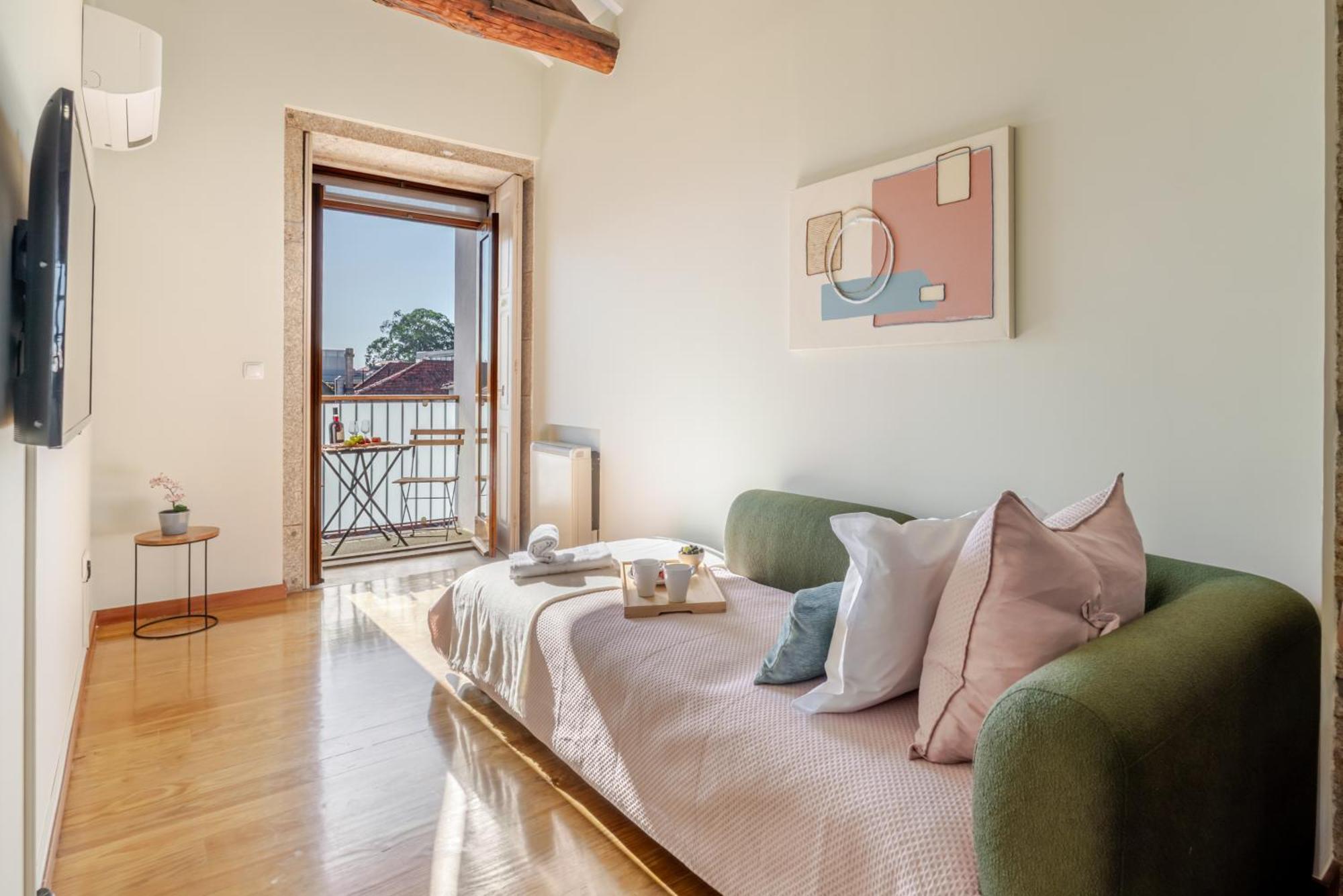 Hostwise - Stylish Flat With Balcony * Porto