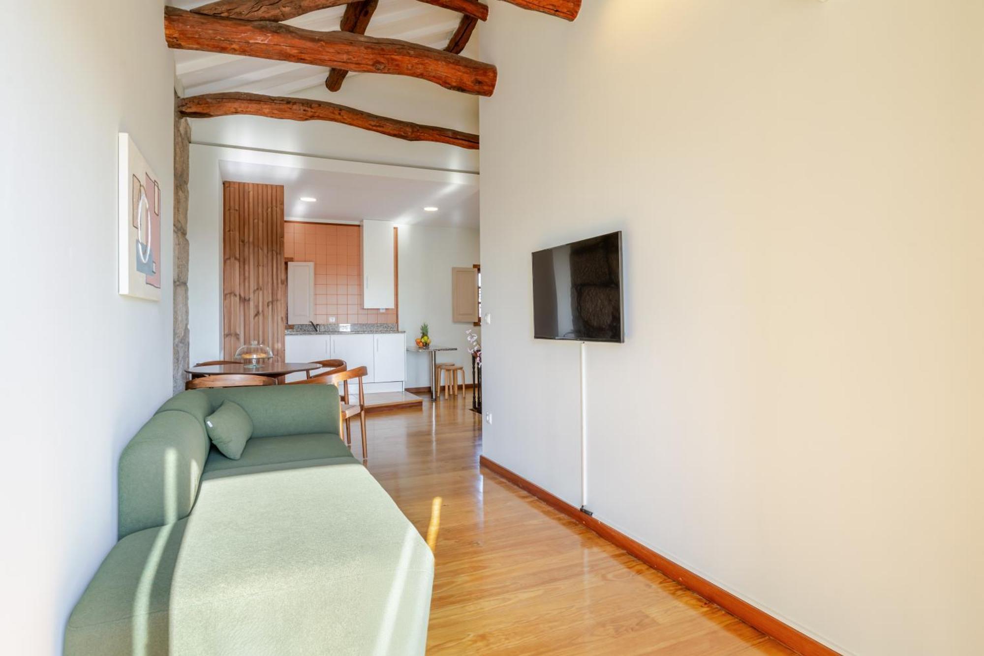 Apartment Hostwise - Stylish Flat With Balcony *