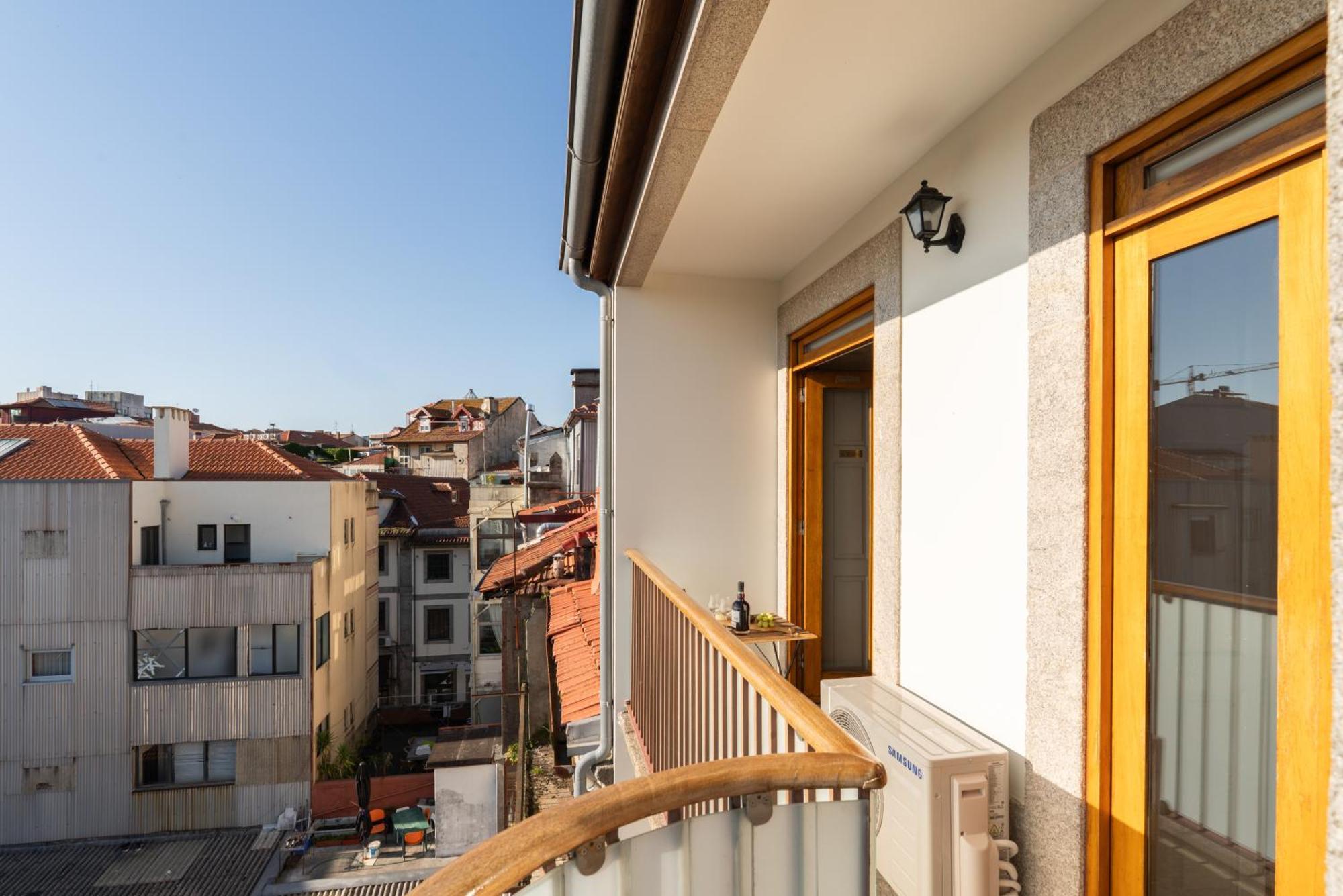 Hostwise - Stylish Flat With Balcony * Porto