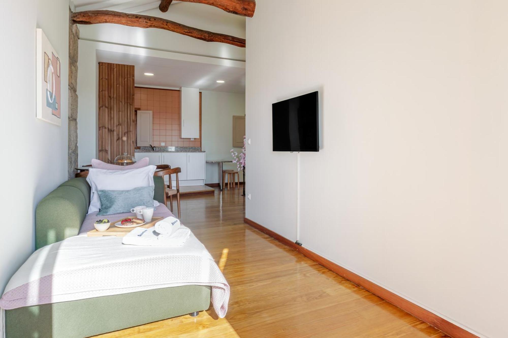 Apartment Hostwise - Stylish Flat With Balcony