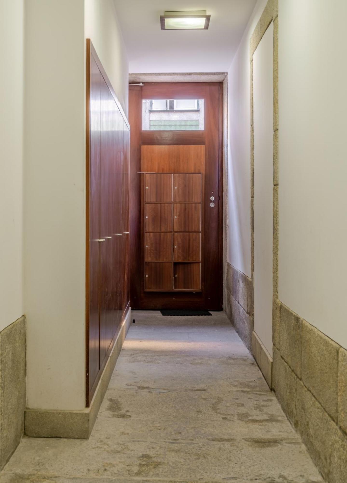 Apartment Hostwise - Stylish Flat With Balcony *