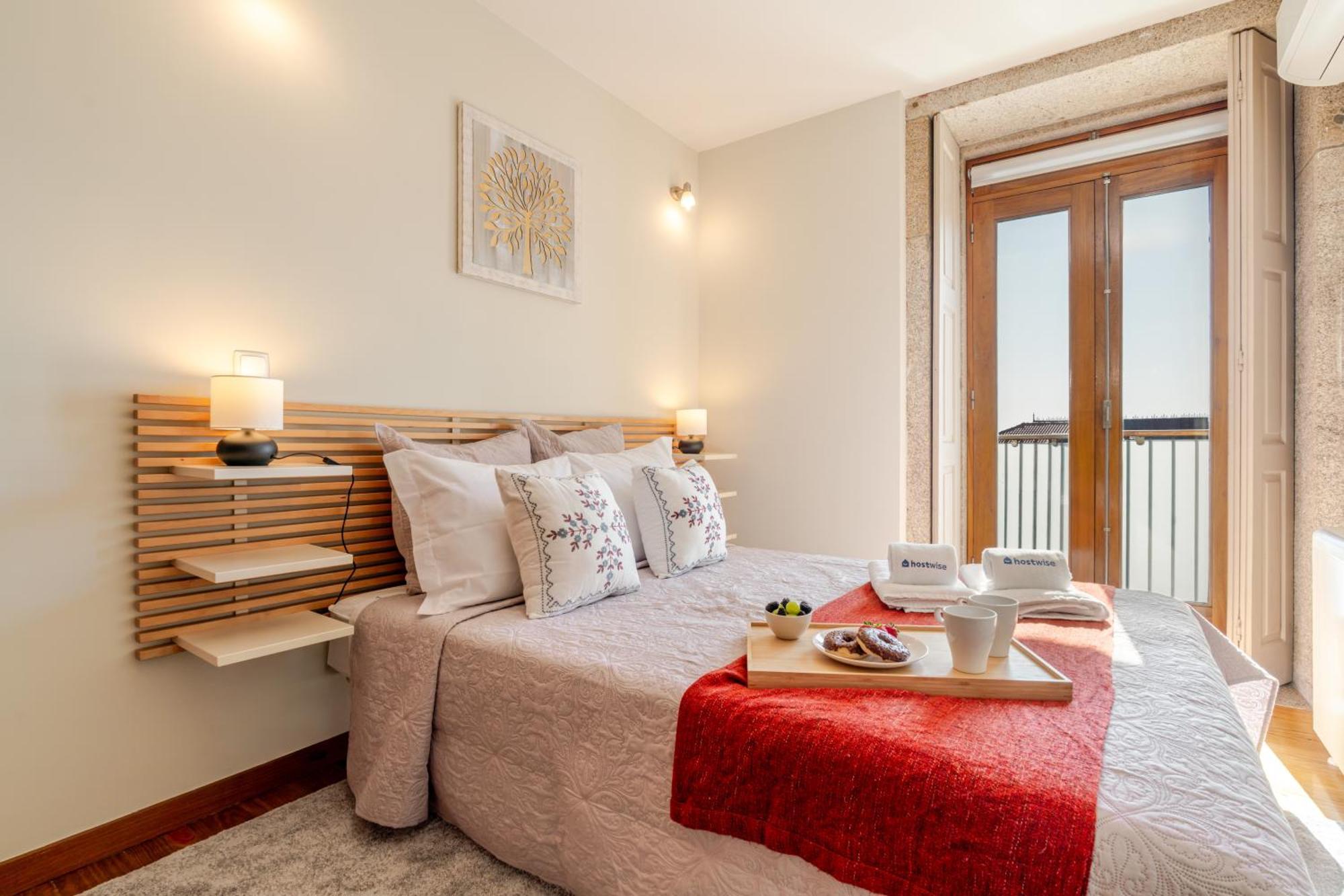 Hostwise - Stylish Flat With Balcony Apartment *