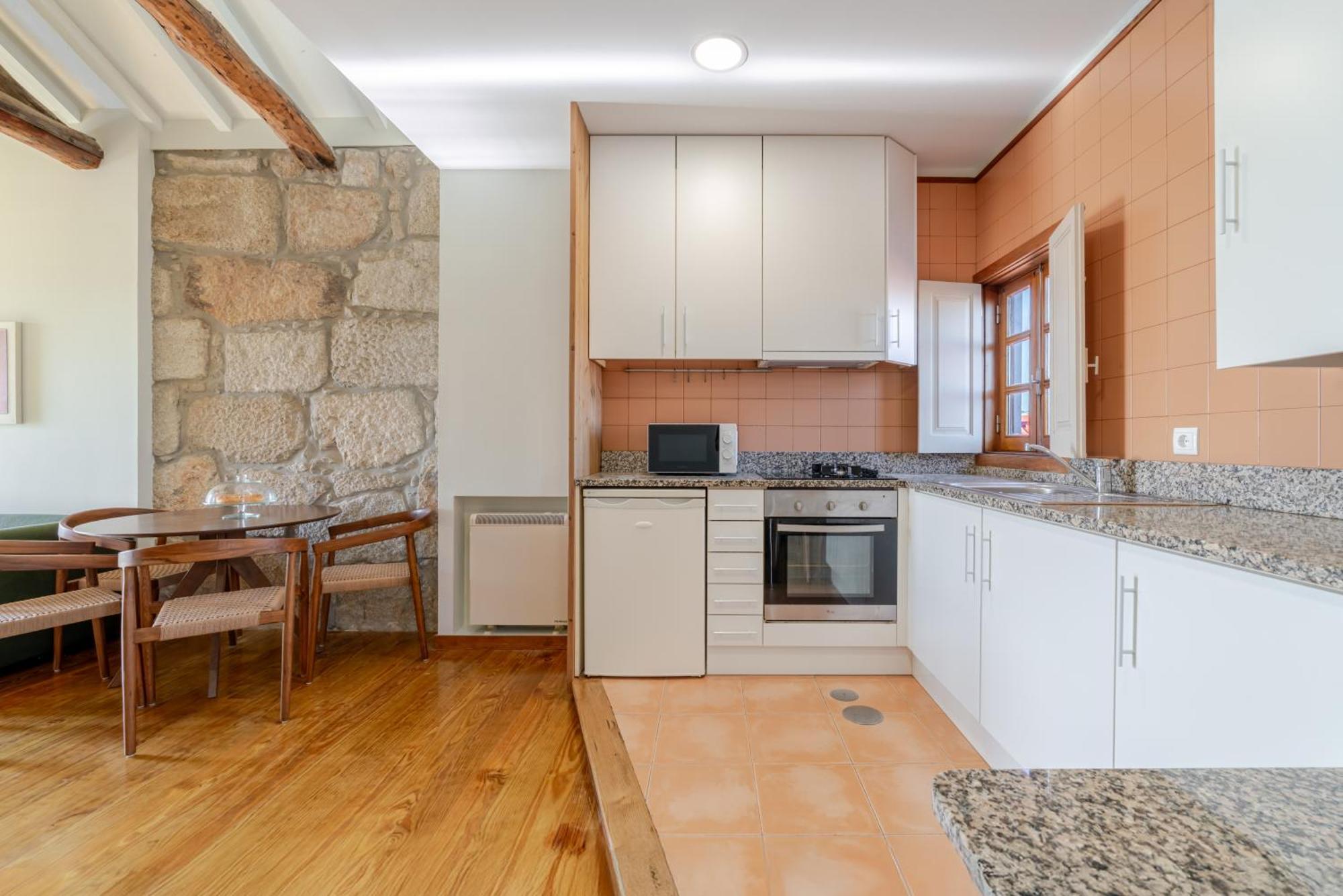 Hostwise - Stylish Flat With Balcony * Porto