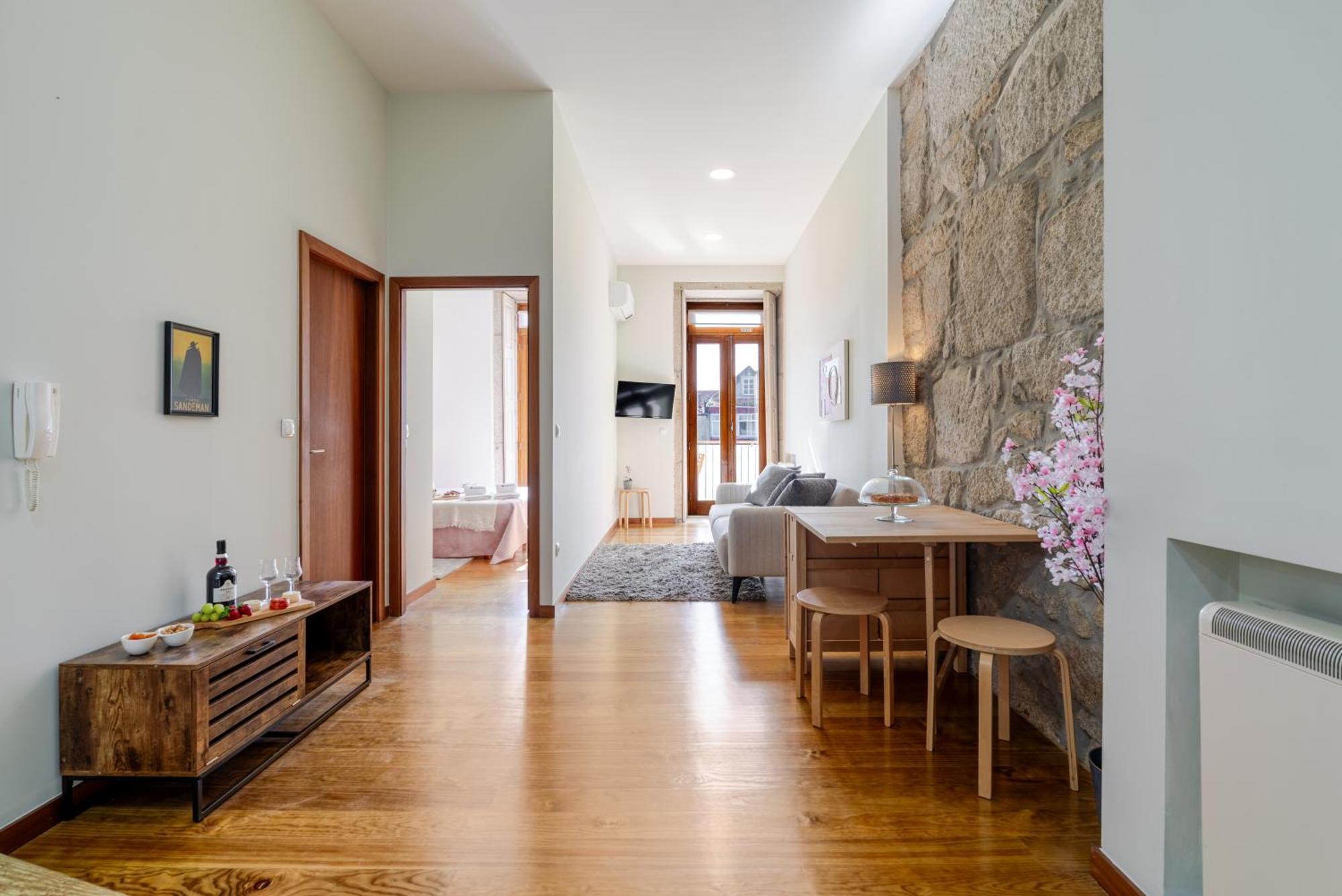 Apartment Hostwise - Stylish Flat With Balcony Porto