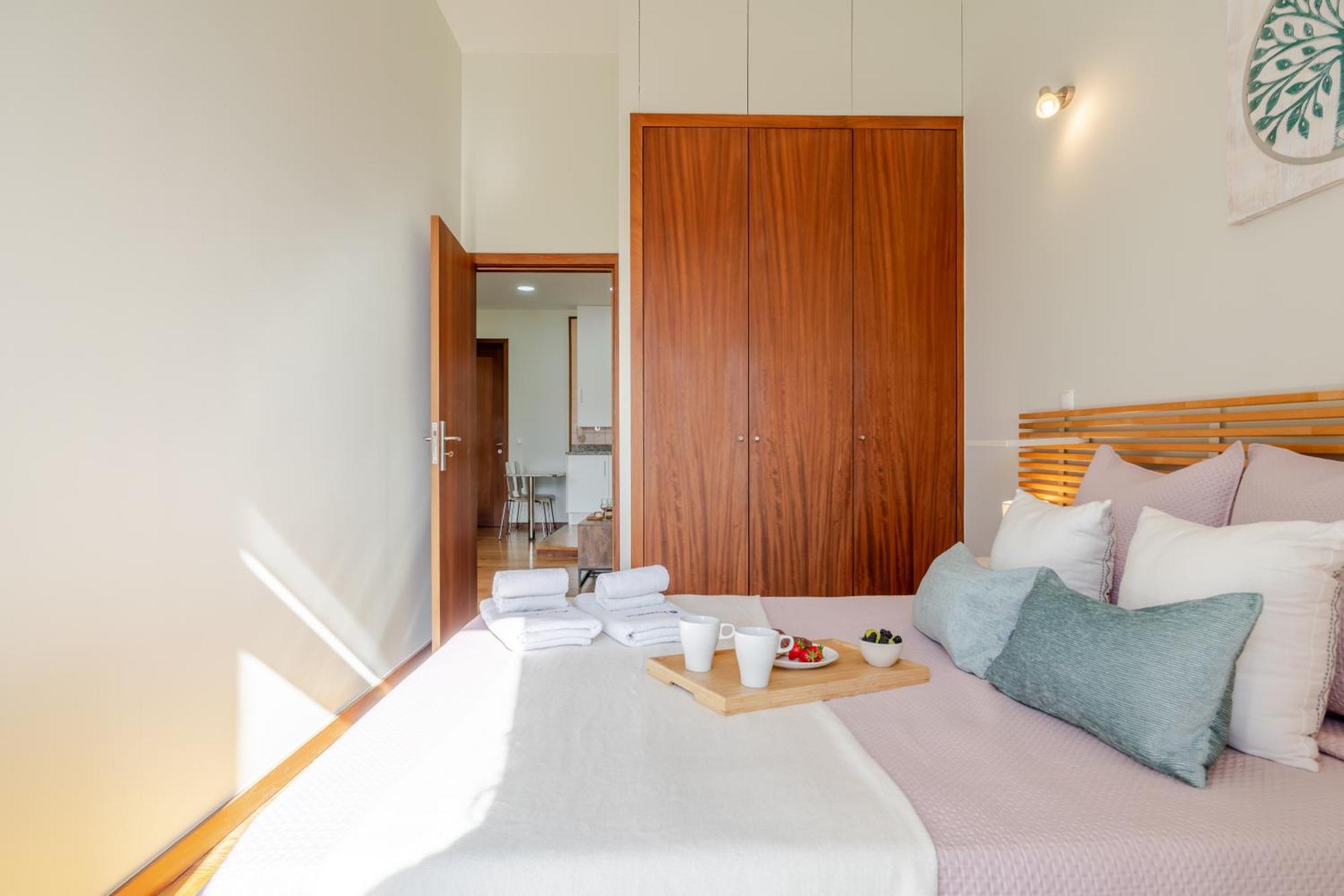 Apartment Hostwise - Stylish Flat With Balcony Porto