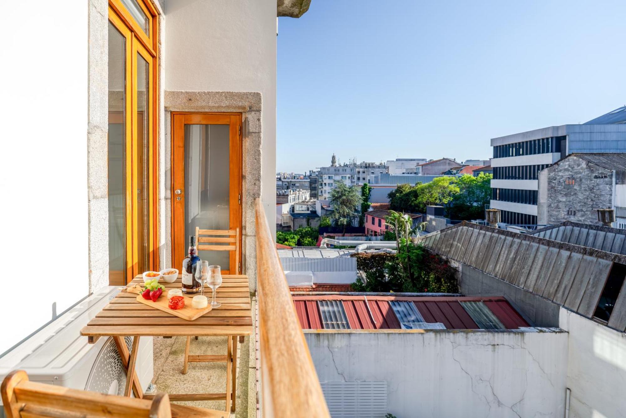 Hostwise - Stylish Flat With Balcony Apartment