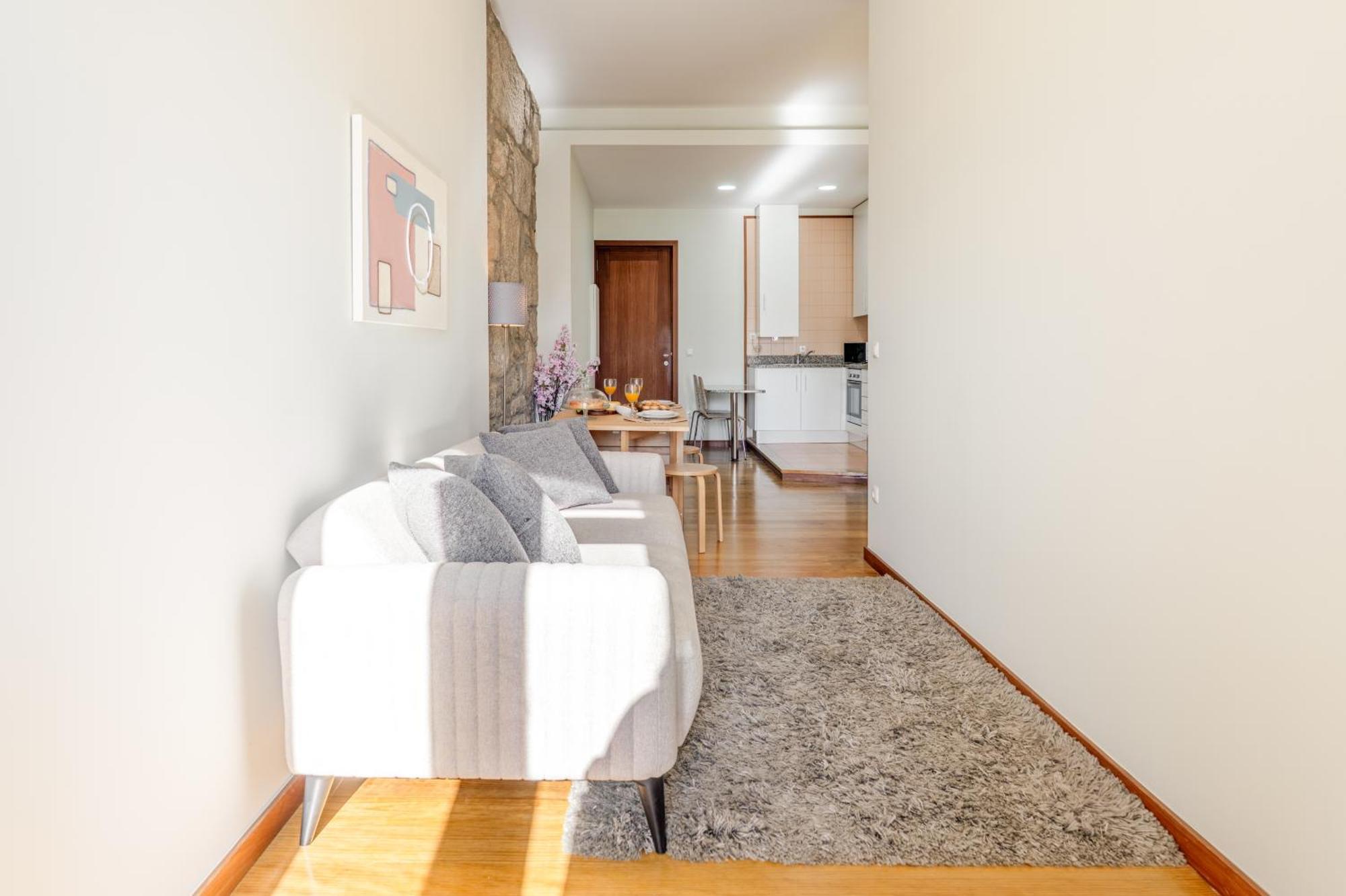 Hostwise - Stylish Flat With Balcony