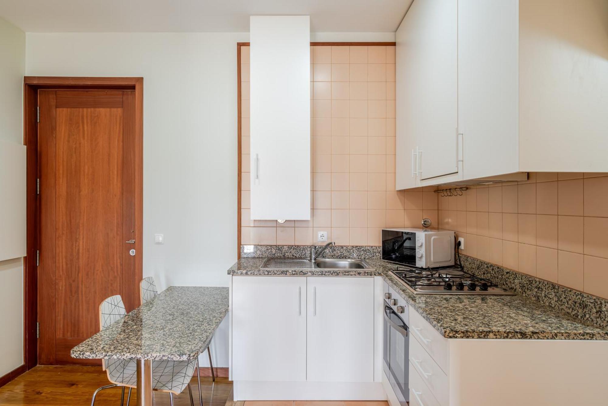 Hostwise - Stylish Flat With Balcony Porto